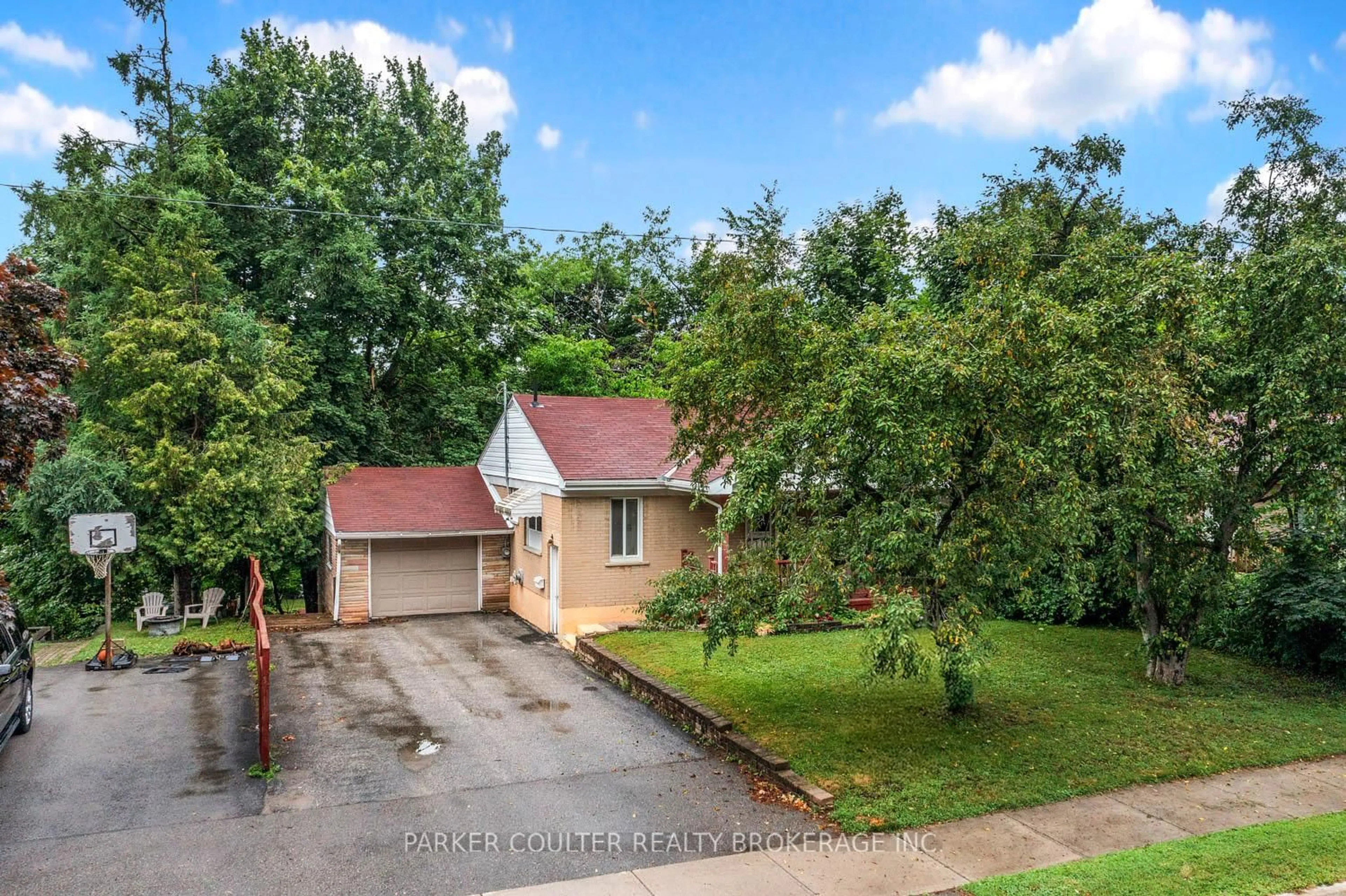 A pic from outside/outdoor area/front of a property/back of a property/a pic from drone, street for 39 Elmer Ave, Orillia Ontario L3V 2S8