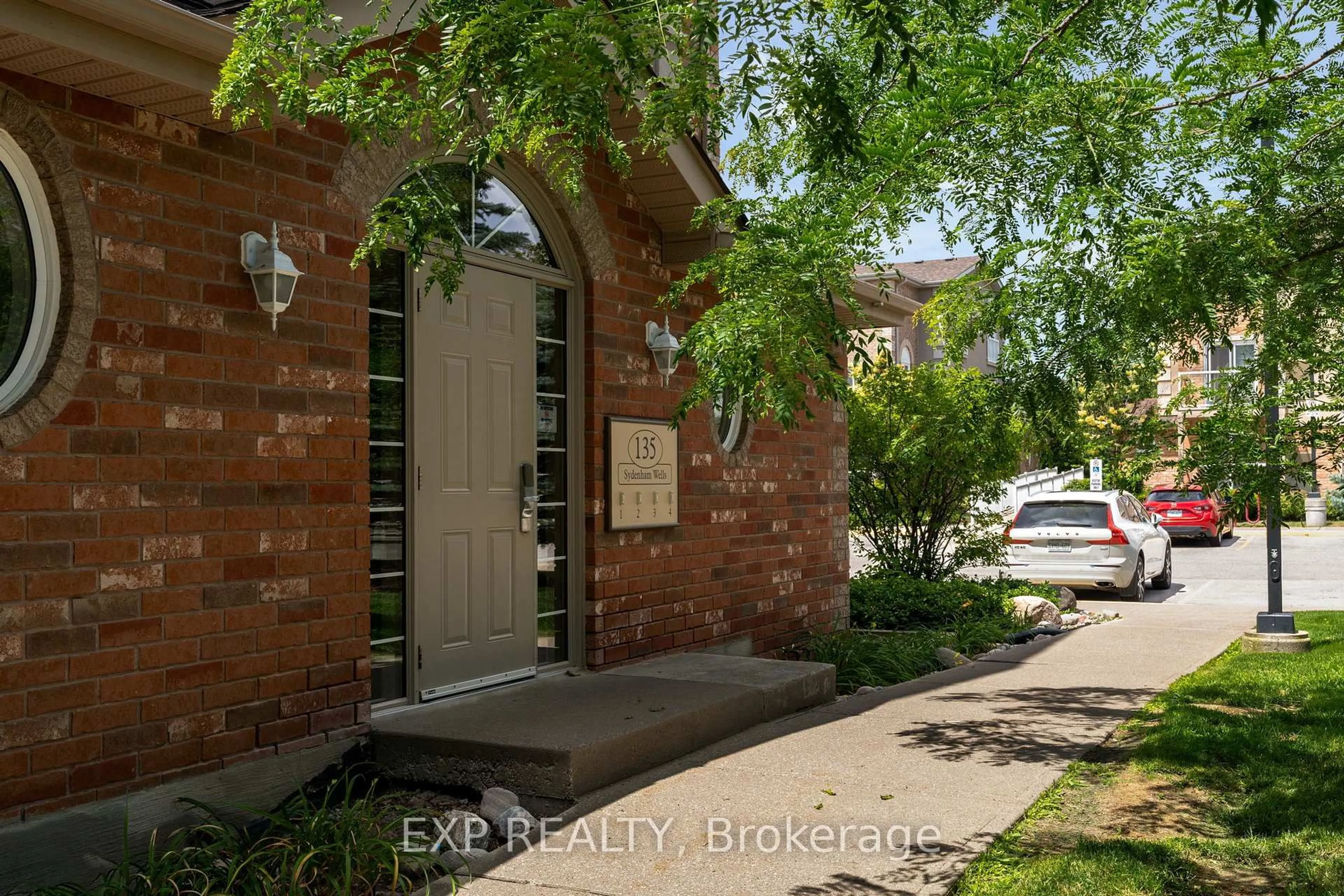 Indoor entryway for 135 Sydenham Wells #14, Barrie Ontario L4M 0H3