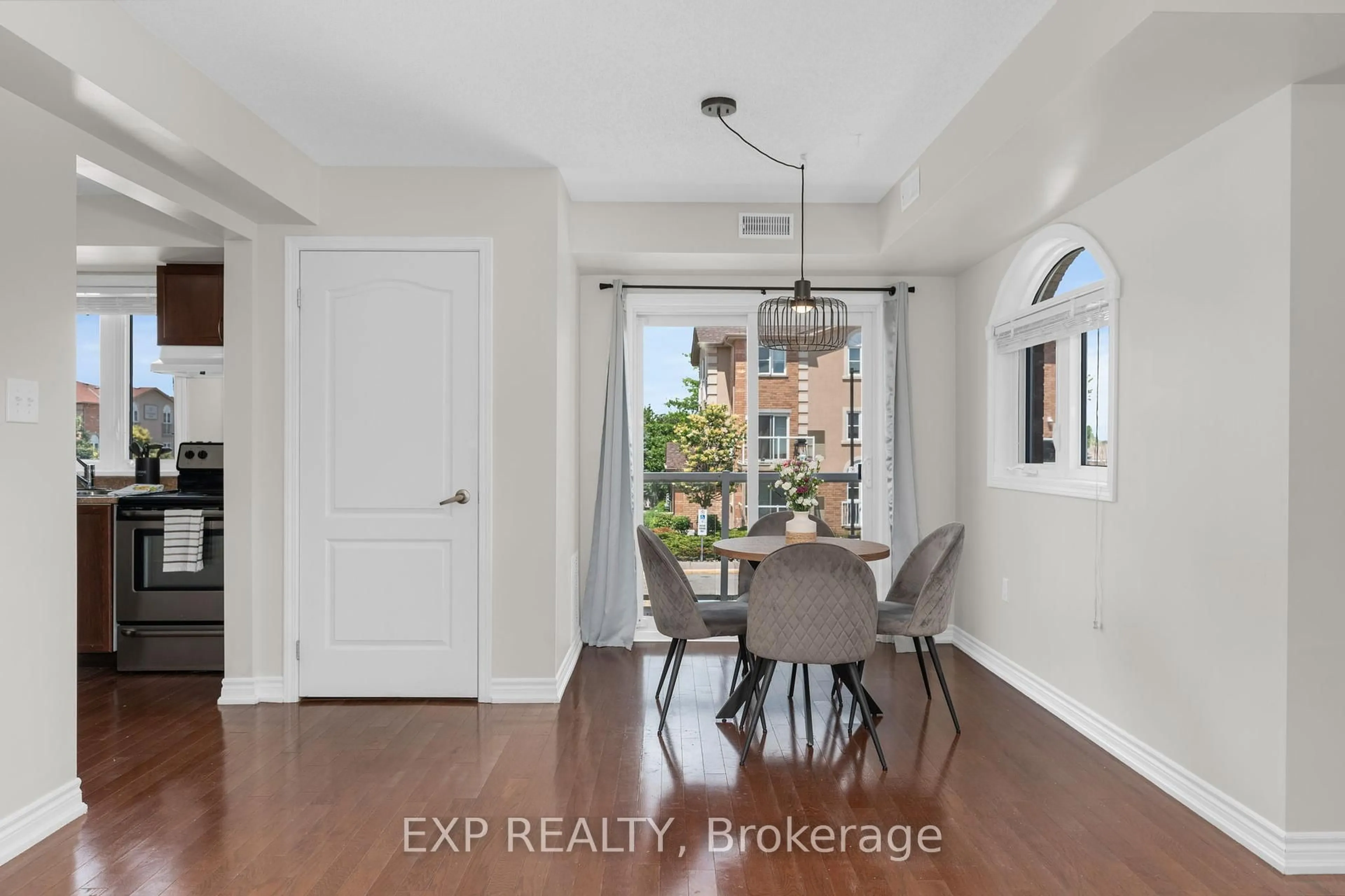 Indoor entryway for 135 Sydenham Wells #14, Barrie Ontario L4M 0H3