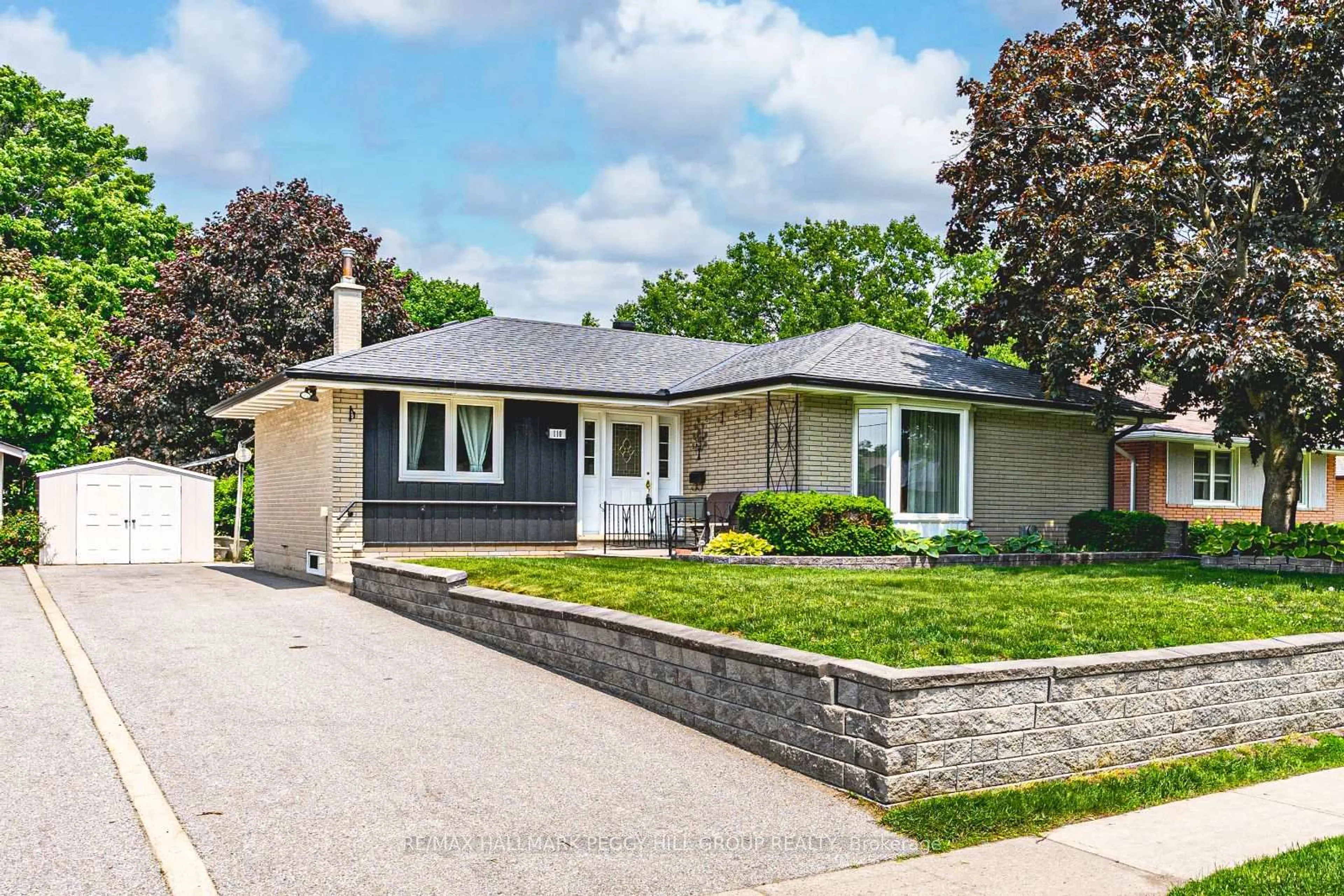 Home with vinyl exterior material, street for 110 Melrose Ave, Barrie Ontario L4M 2B3