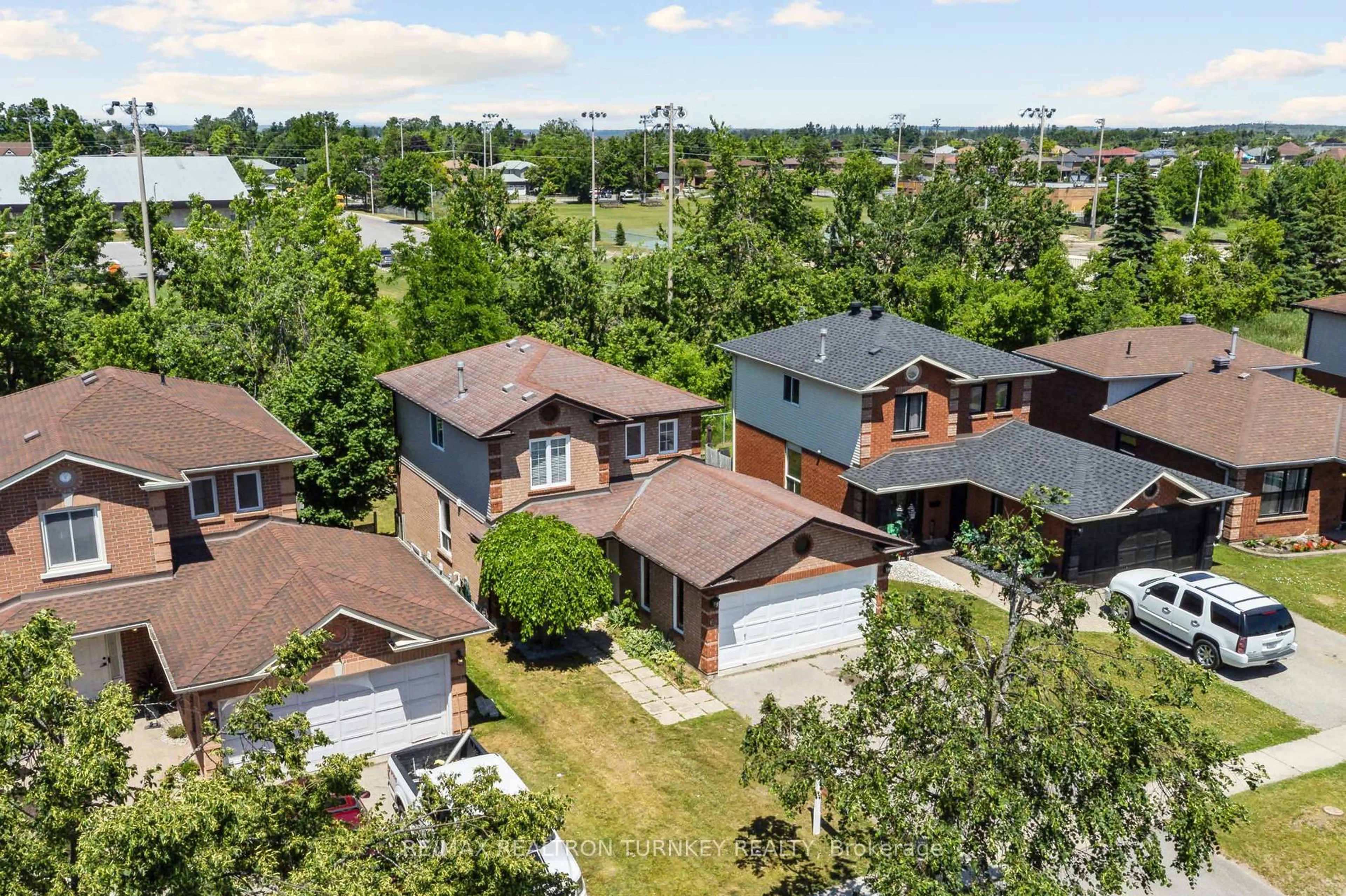 A pic from outside/outdoor area/front of a property/back of a property/a pic from drone, unknown for 62 Arthur Ave, Barrie Ontario L4M 6H5