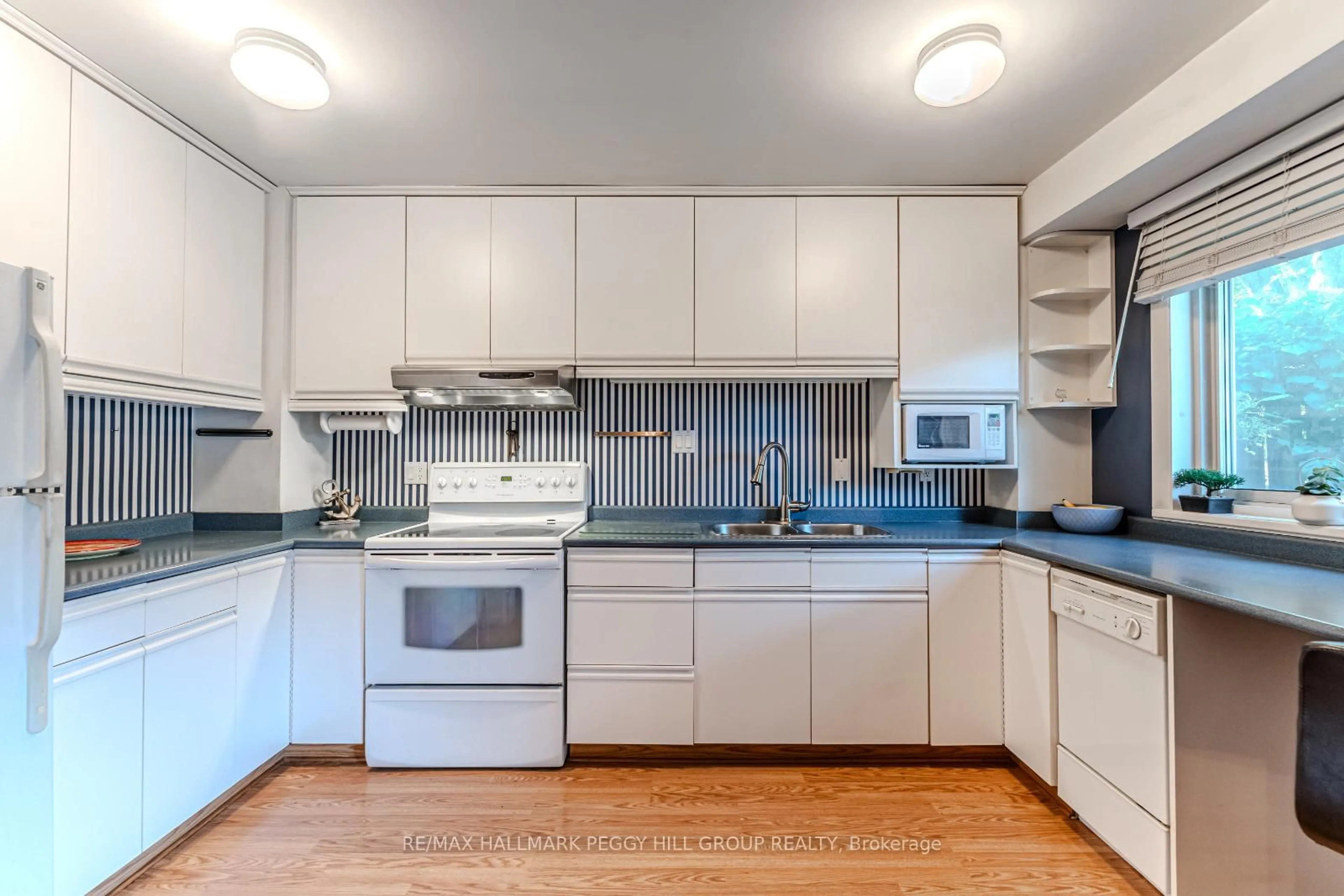Standard kitchen, unknown for 28 Donald St #20, Barrie Ontario L4N 4S6