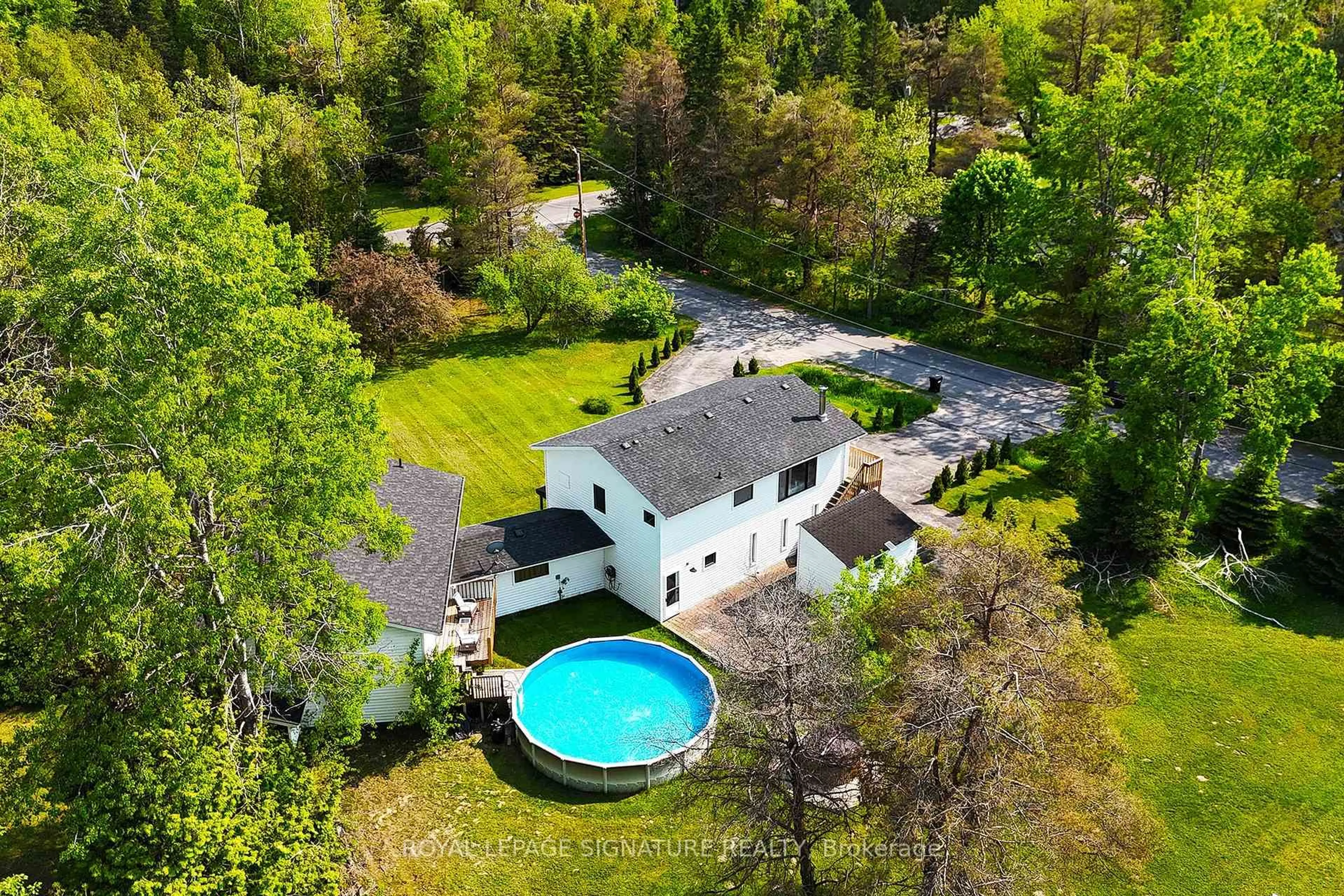 A pic from outside/outdoor area/front of a property/back of a property/a pic from drone, unknown for 20 HILLVIEW Cres, Springwater Ontario L0L 1X0
