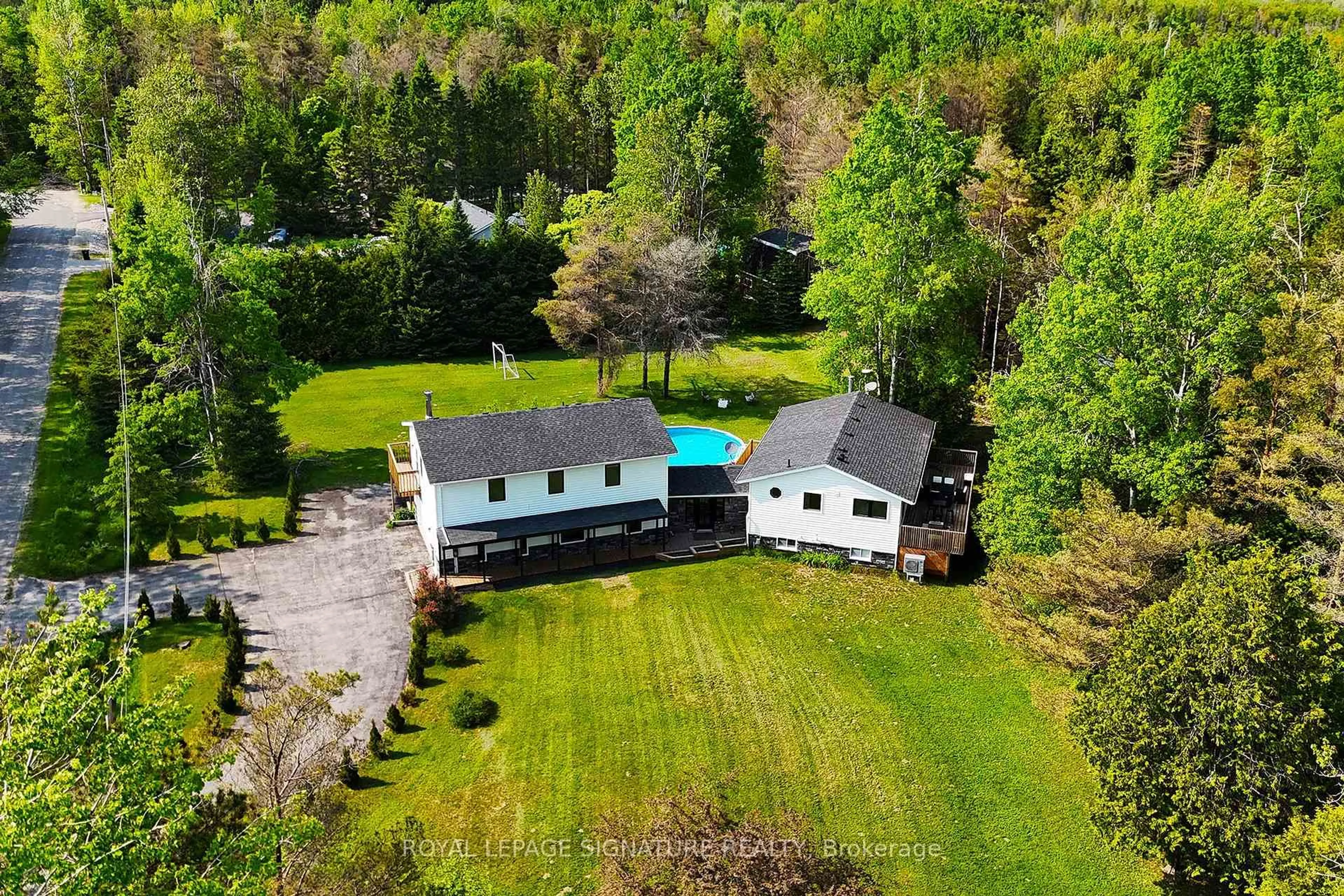 A pic from outside/outdoor area/front of a property/back of a property/a pic from drone, unknown for 20 HILLVIEW Cres, Springwater Ontario L0L 1X0