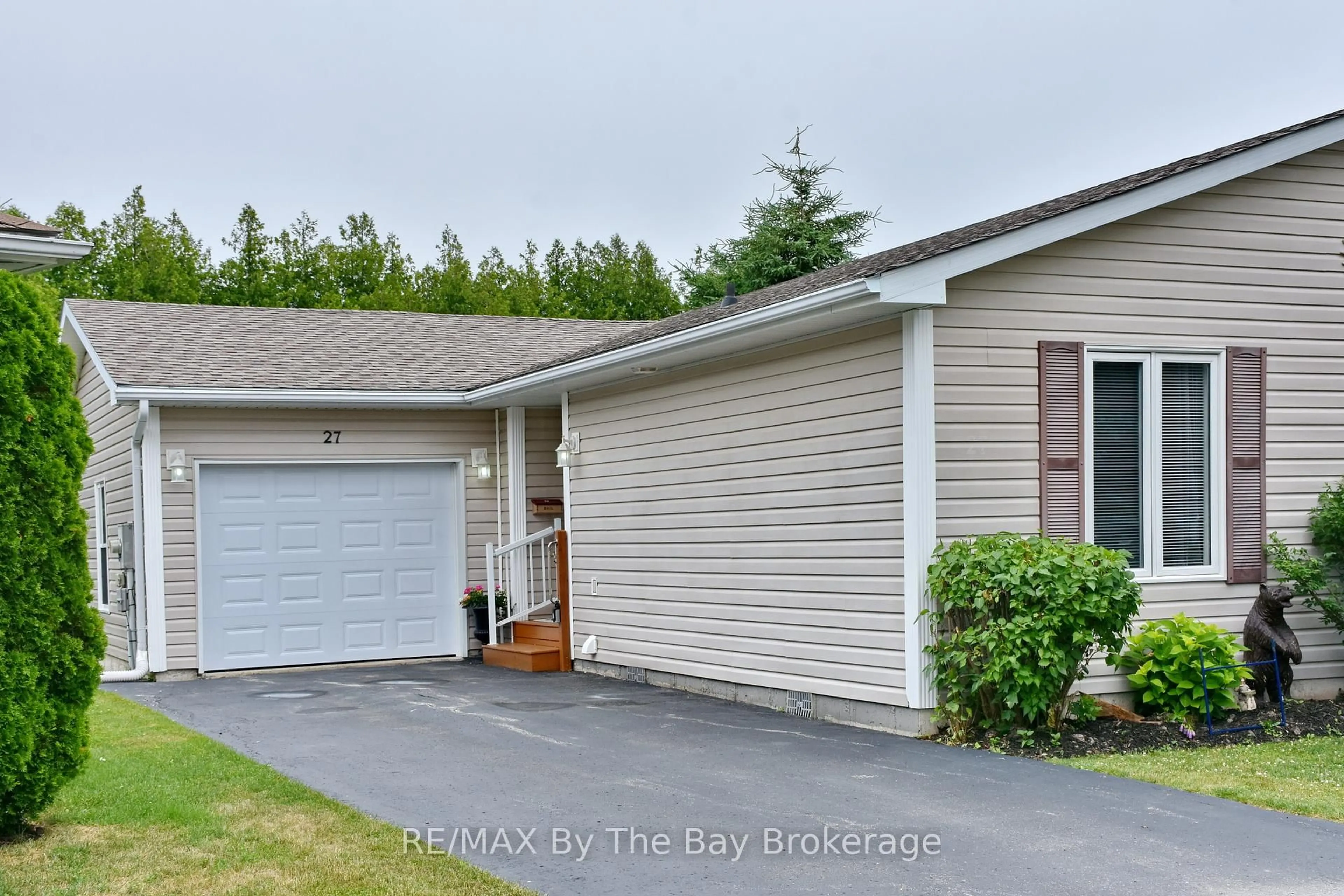 Home with vinyl exterior material, street for 27 PENNSYLVANIA Ave, Wasaga Beach Ontario L9Z 3A8
