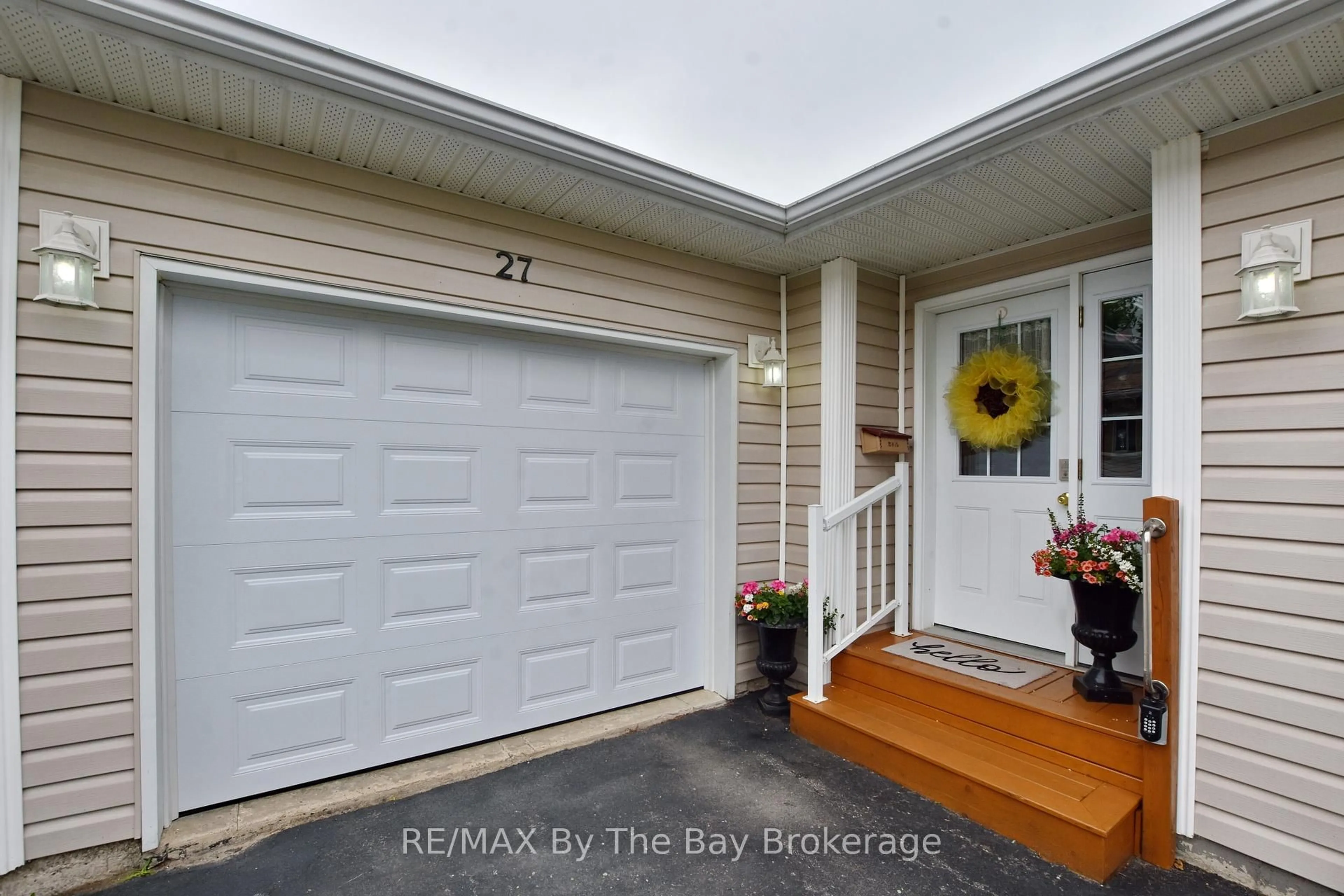 Indoor entryway for 27 PENNSYLVANIA Ave, Wasaga Beach Ontario L9Z 3A8