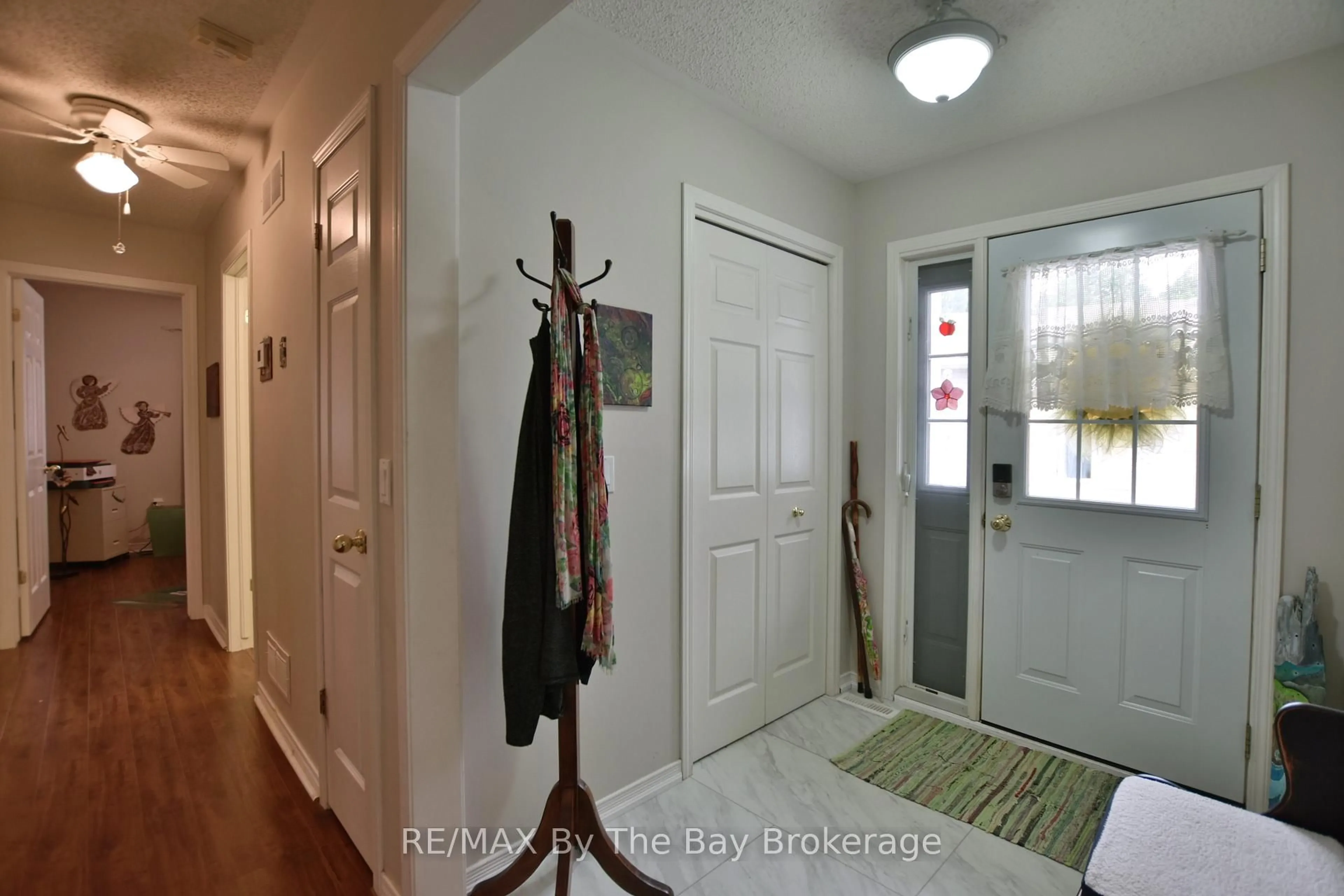 Indoor entryway for 27 PENNSYLVANIA Ave, Wasaga Beach Ontario L9Z 3A8