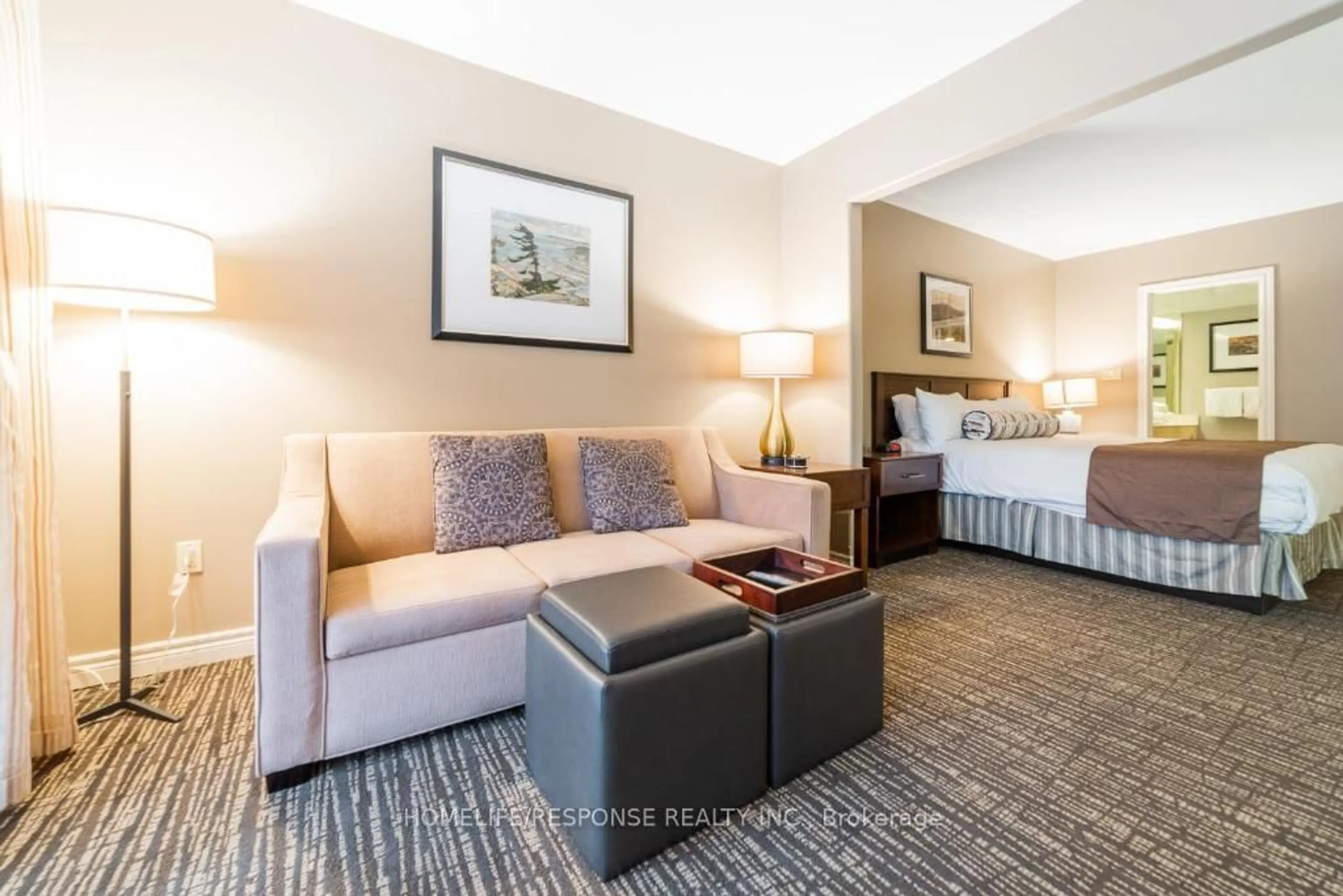 Living room with furniture, carpet floor for 90 HIGHLAND Dr #2042, Oro-Medonte Ontario L0L 2L0
