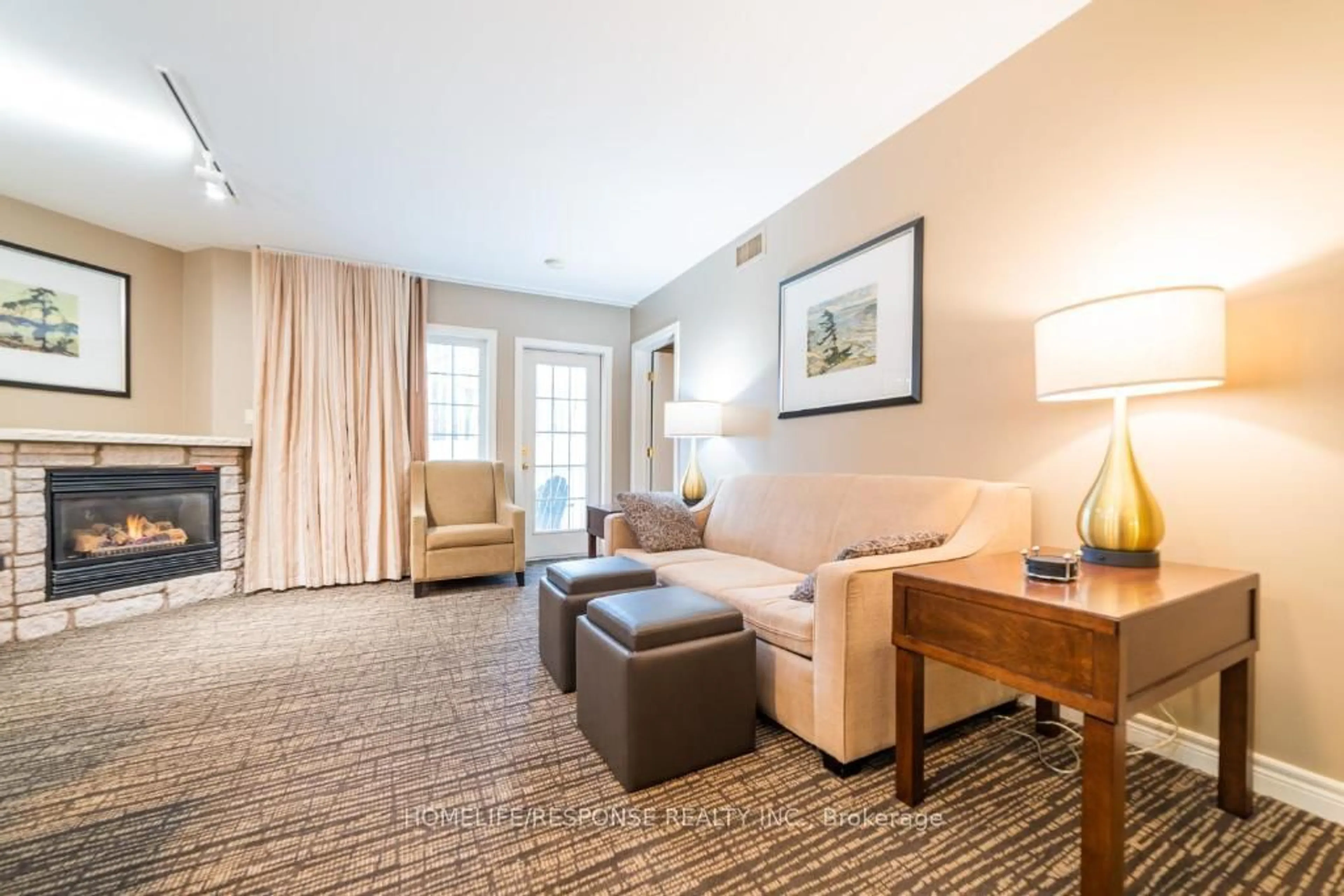 Living room with furniture, carpet floor for 90 HIGHLAND Dr #2042, Oro-Medonte Ontario L0L 2L0