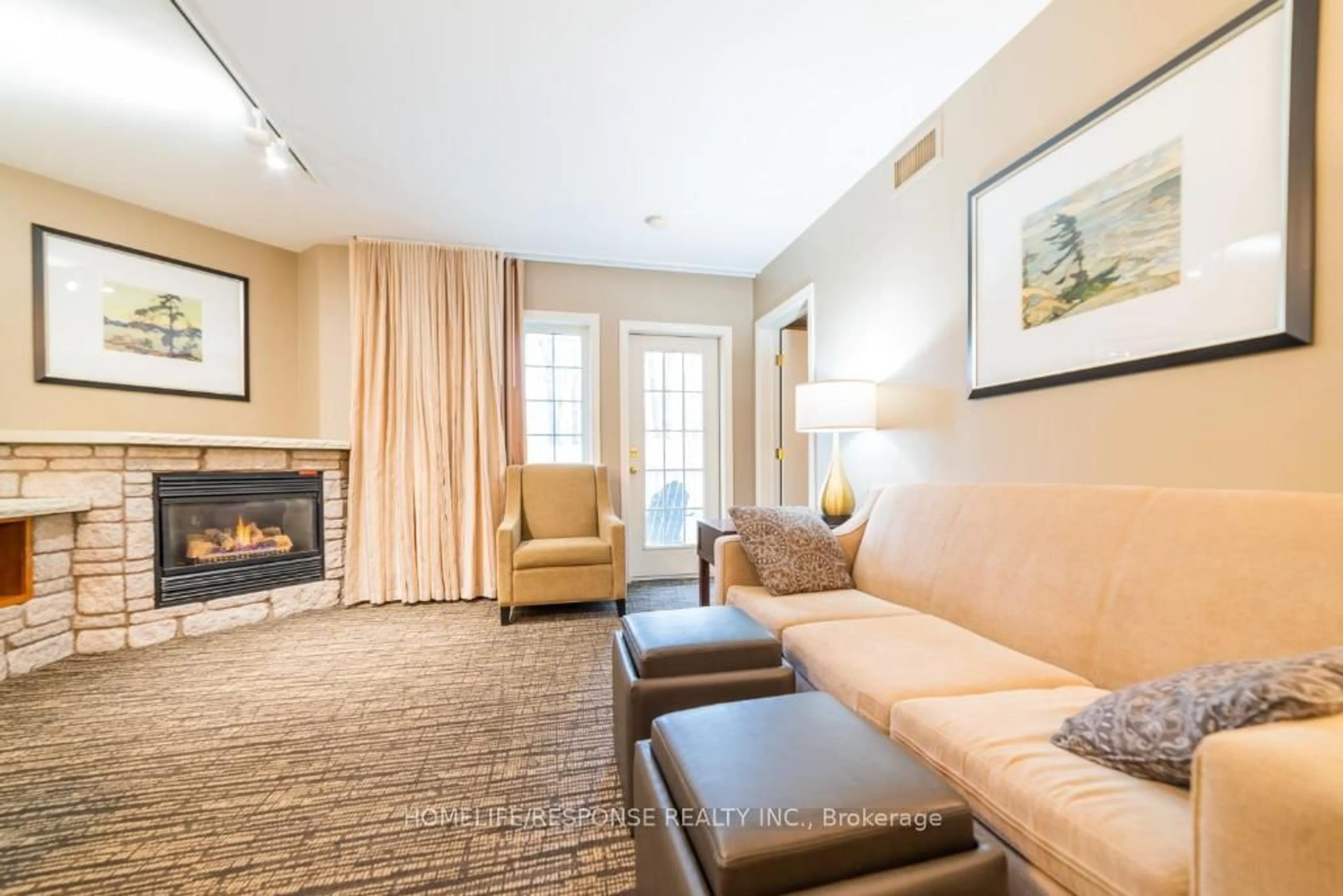 Living room with furniture, carpet floor for 90 HIGHLAND Dr #2042, Oro-Medonte Ontario L0L 2L0