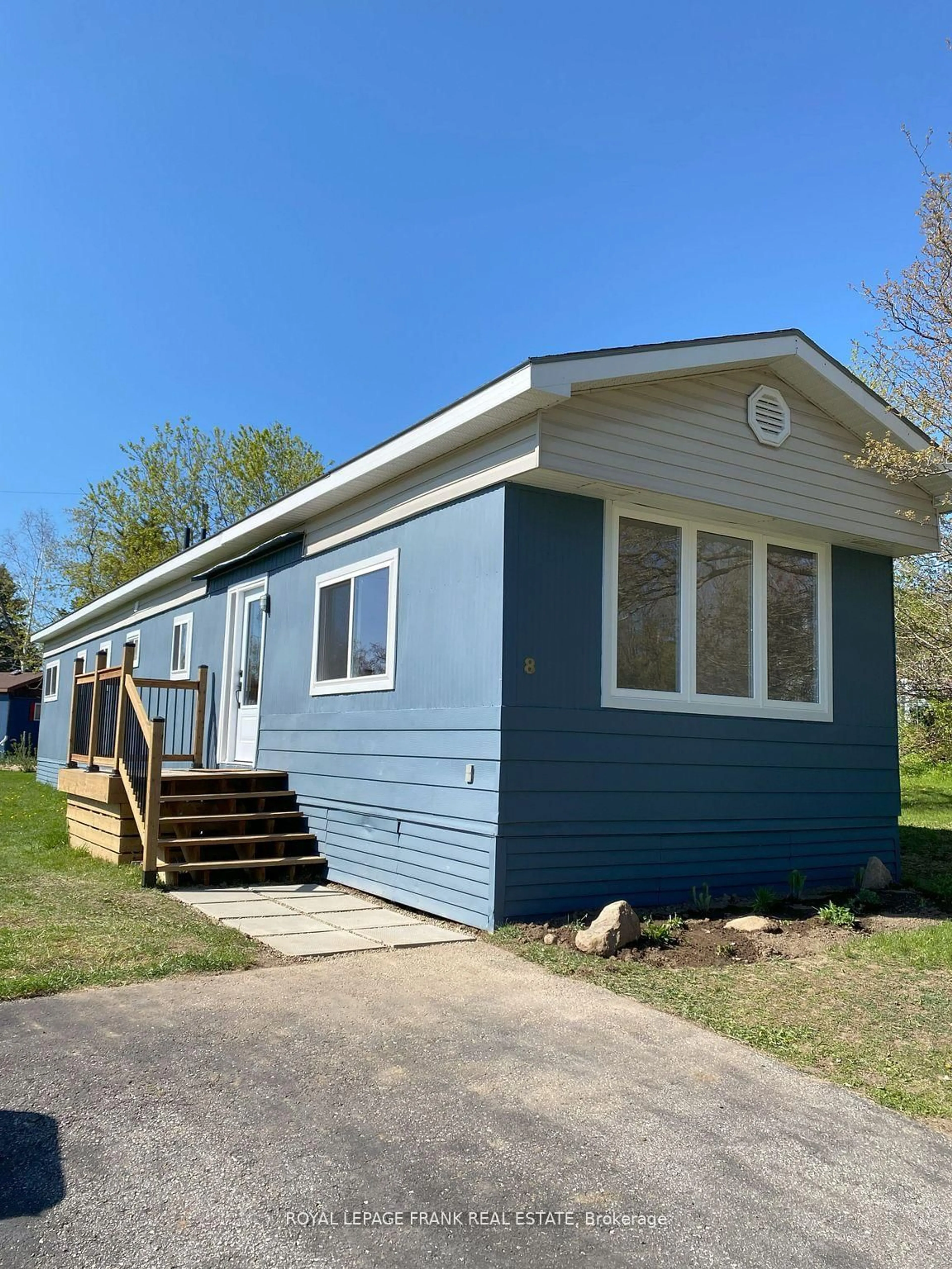 Home with vinyl exterior material, building for 8 Bensley Dr, Oro-Medonte Ontario L3V 6H1