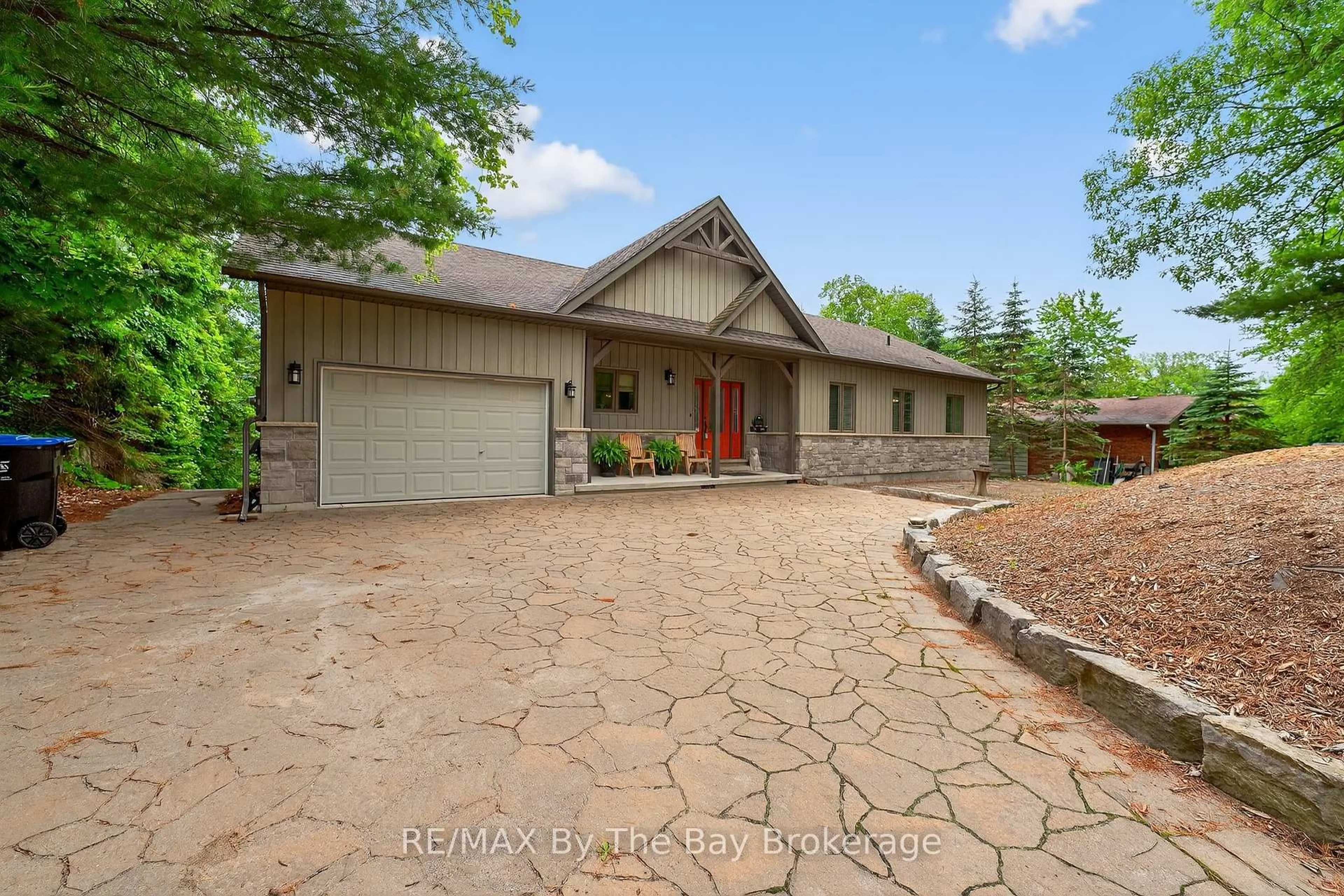 A pic from outside/outdoor area/front of a property/back of a property/a pic from drone, unknown for 19 Oak Lea Blvd, Wasaga Beach Ontario L9Z 2V1