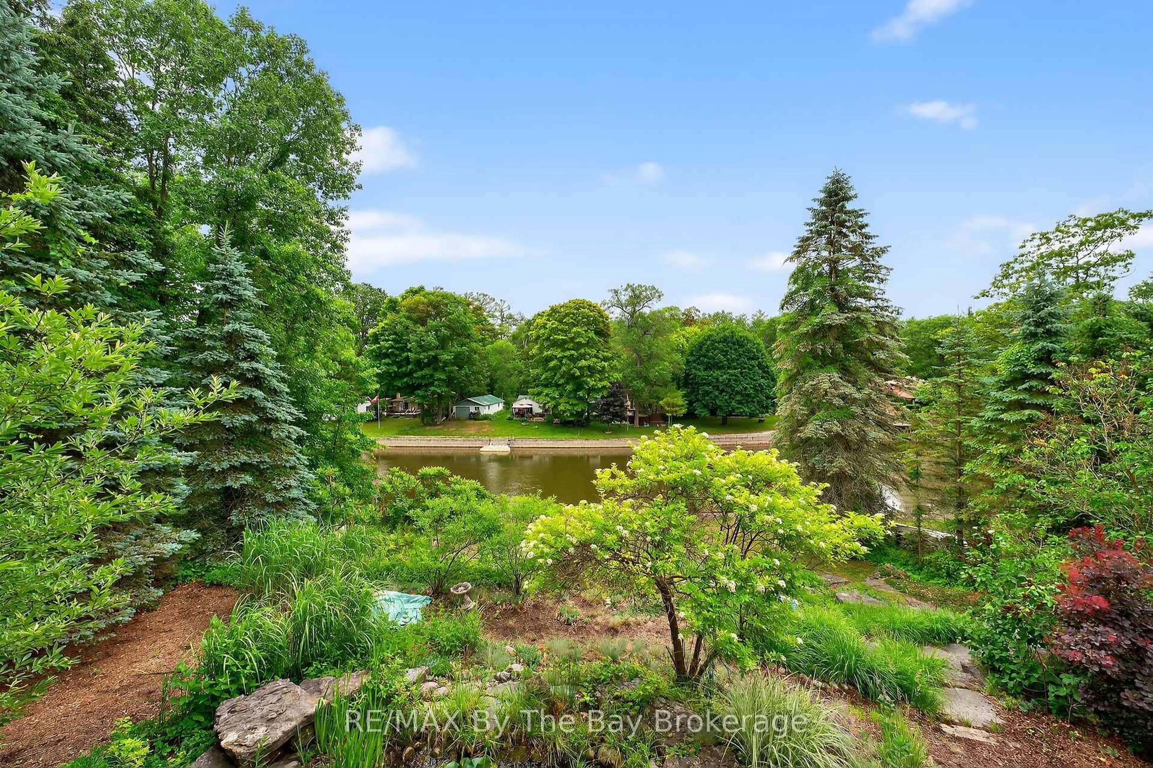 A pic from outside/outdoor area/front of a property/back of a property/a pic from drone, water/lake/river/ocean view for 19 Oak Lea Blvd, Wasaga Beach Ontario L9Z 2V1