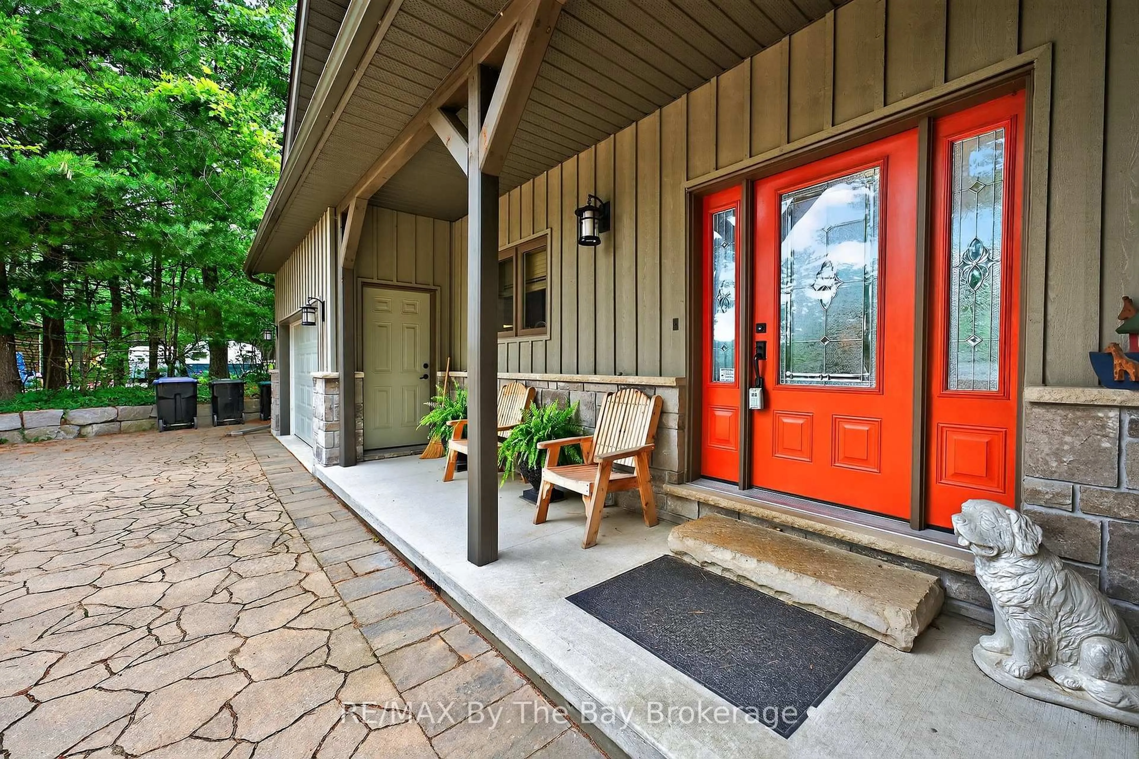 Indoor entryway for 19 Oak Lea Blvd, Wasaga Beach Ontario L9Z 2V1