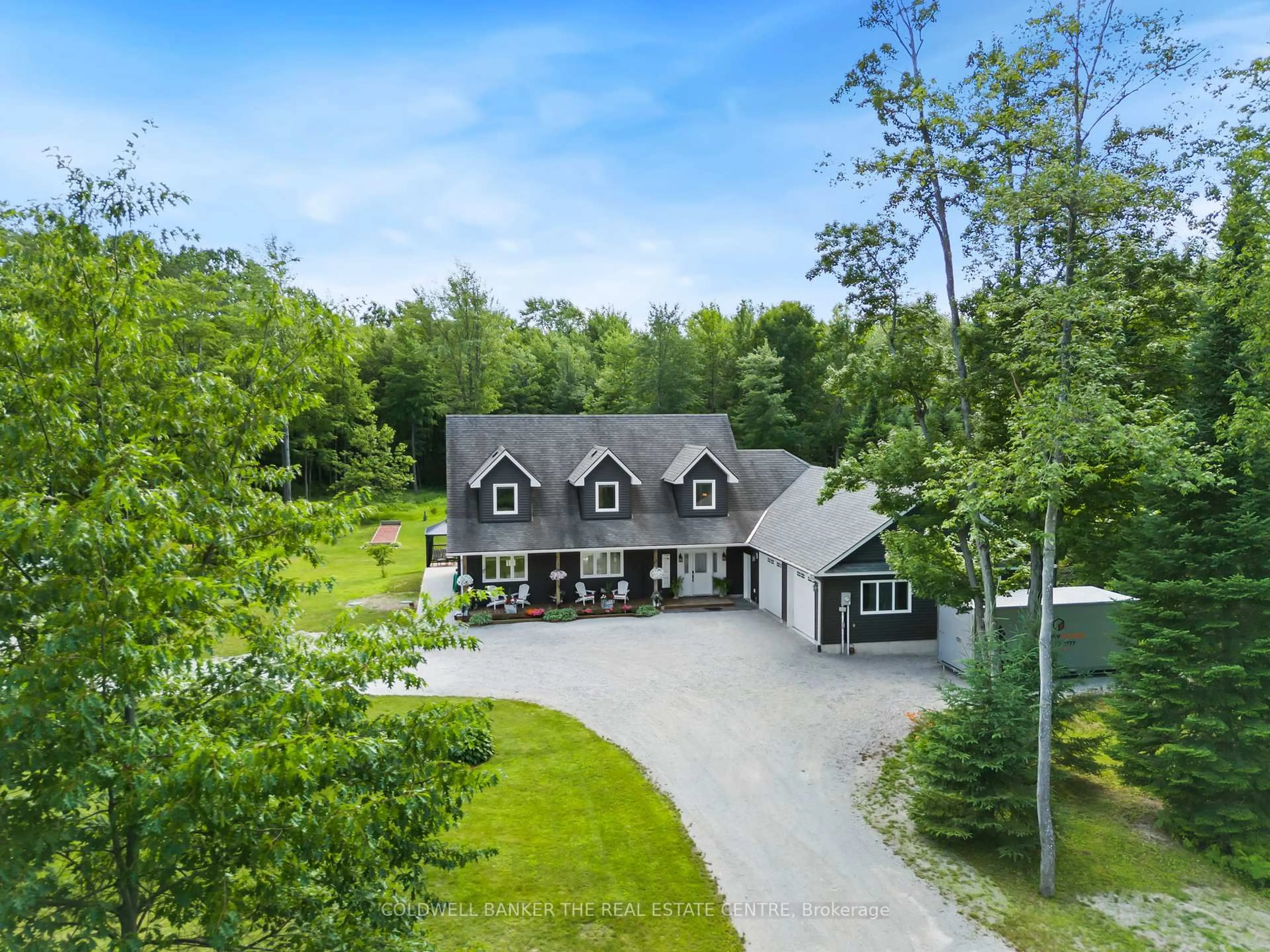 A pic from outside/outdoor area/front of a property/back of a property/a pic from drone, unknown for 2955 Pinecone Tr, Severn Ontario L0K 2B0