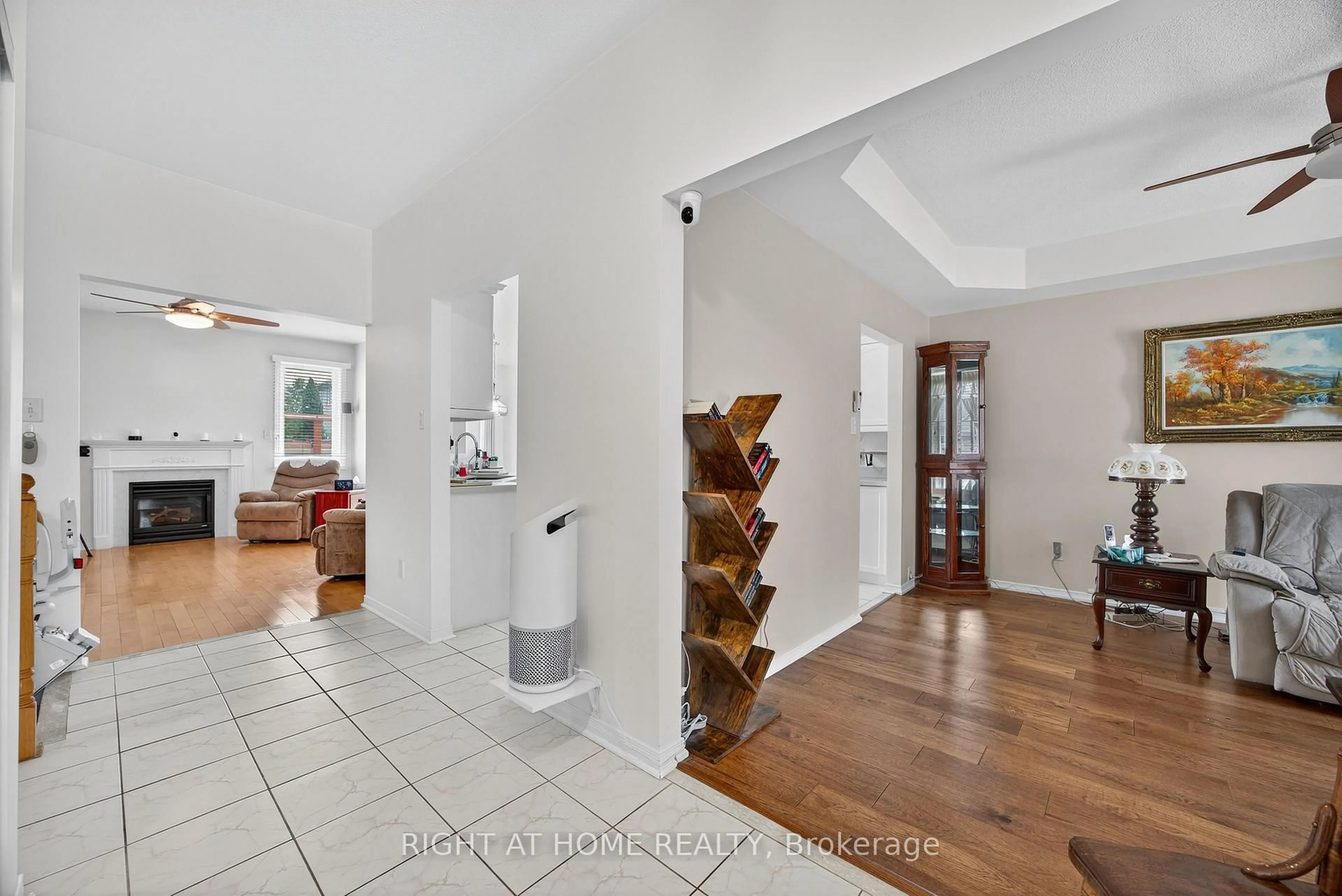 Indoor entryway for 73 Brighton Rd, Barrie Ontario L4M 6S3