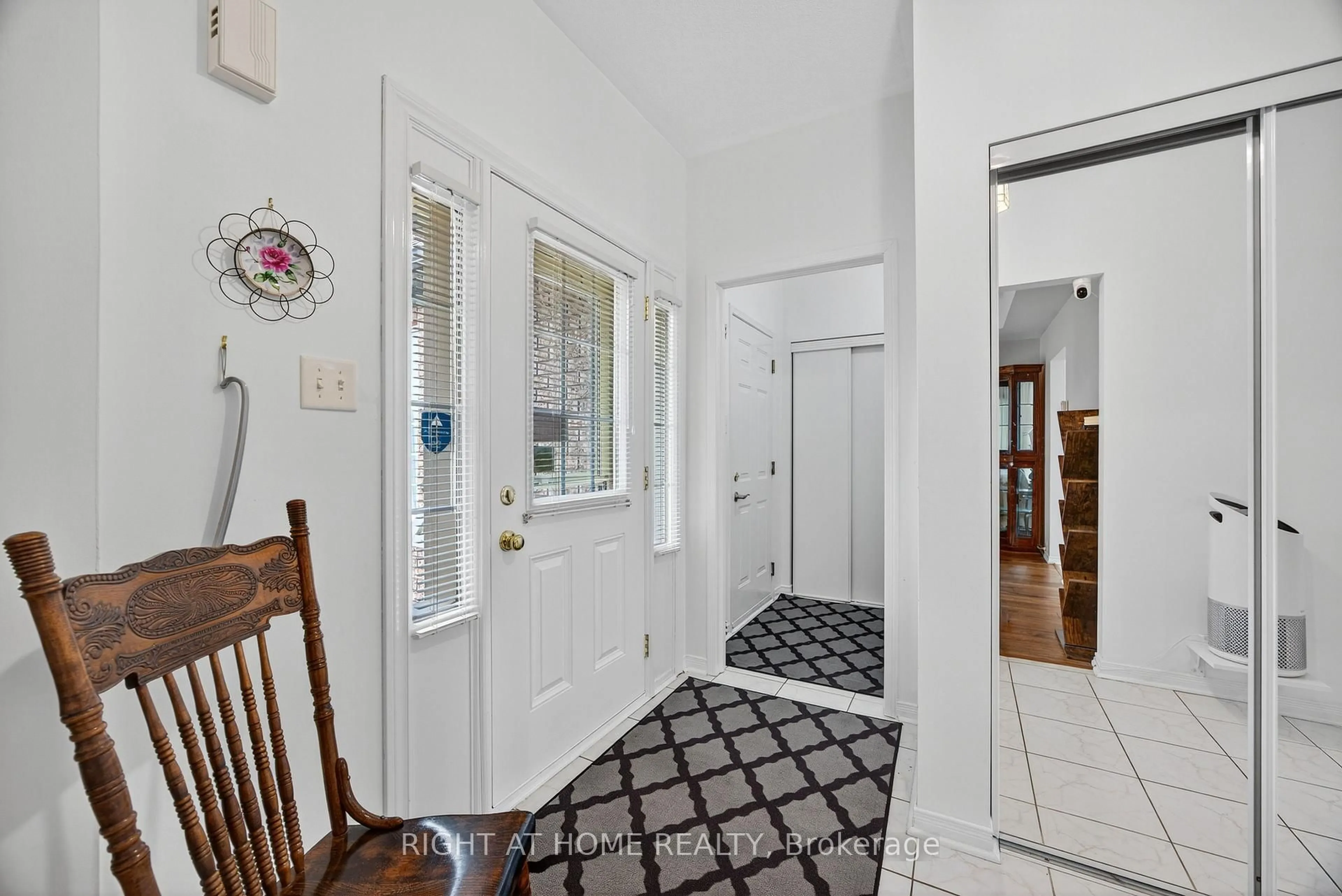 Indoor entryway for 73 Brighton Rd, Barrie Ontario L4M 6S3