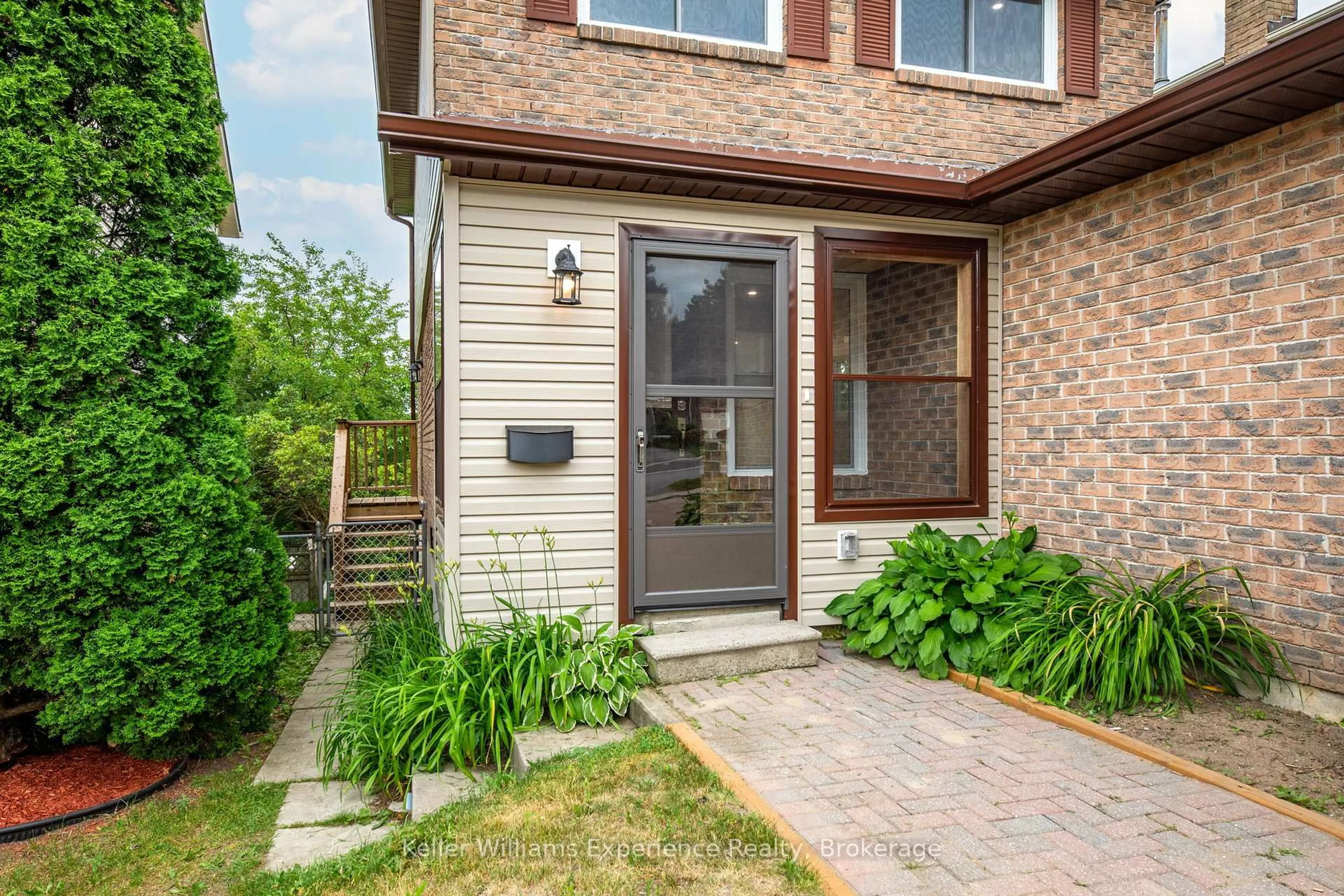 Home with brick exterior material, street for 20 Fox Ru, Barrie Ontario L4N 5L5