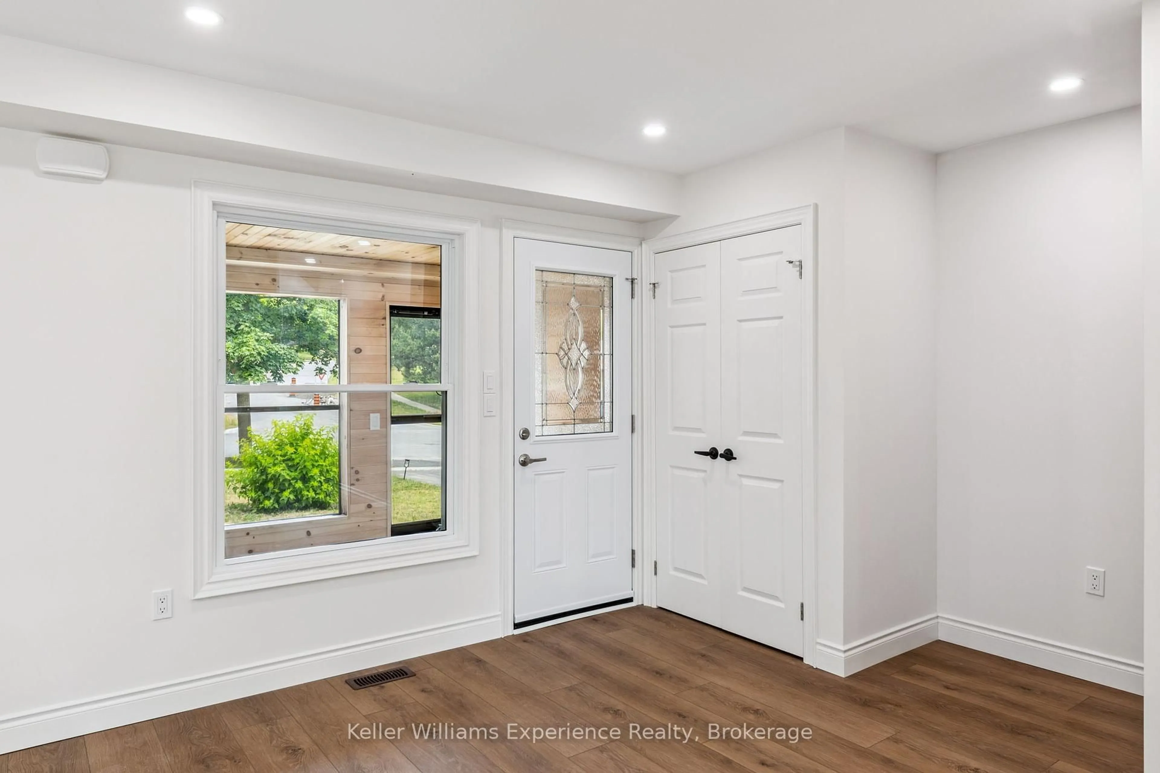 Indoor entryway for 20 Fox Ru, Barrie Ontario L4N 5L5
