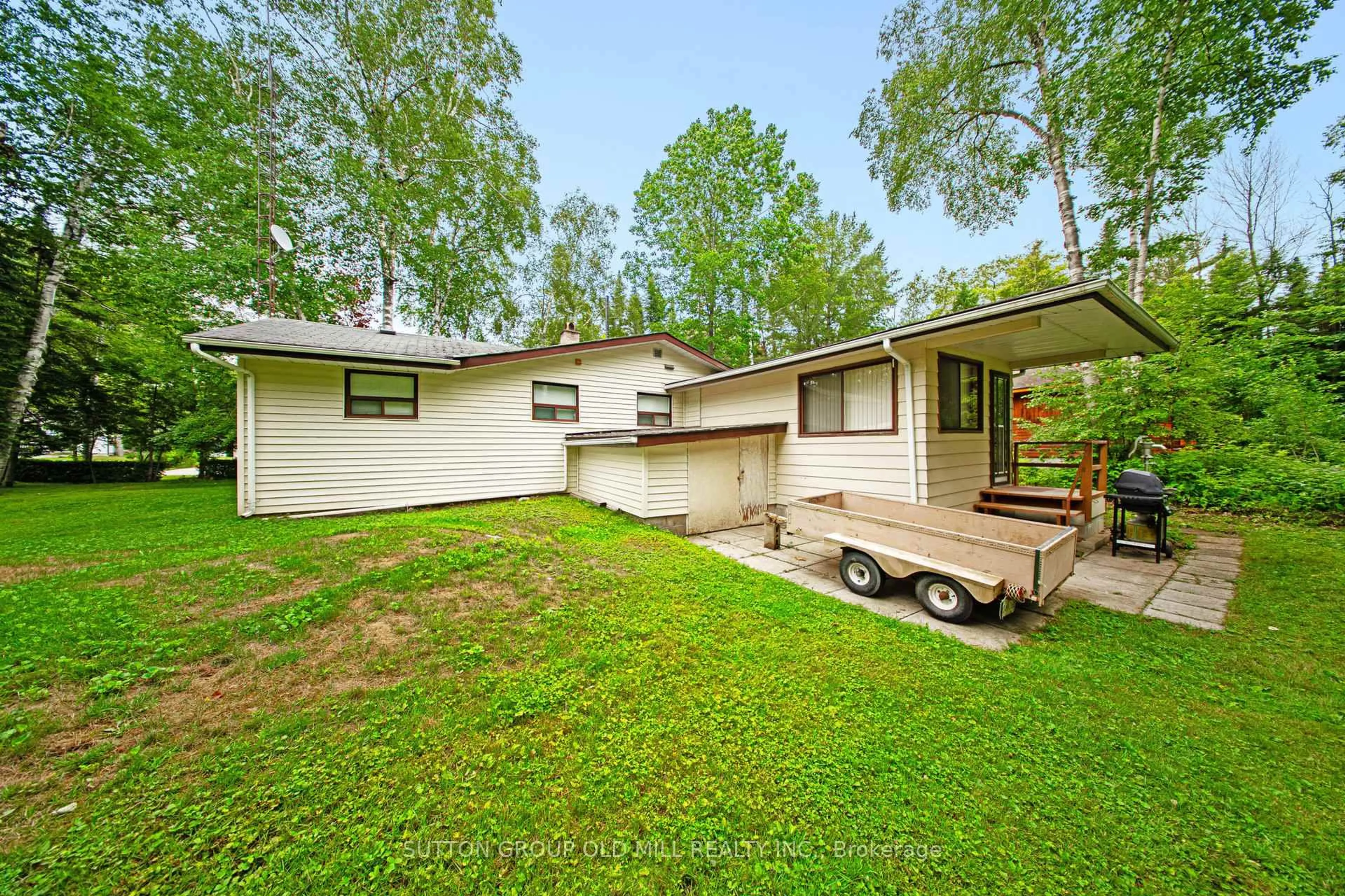 Home with vinyl exterior material, unknown for 42 55th St, Wasaga Beach Ontario L9Z 1W9