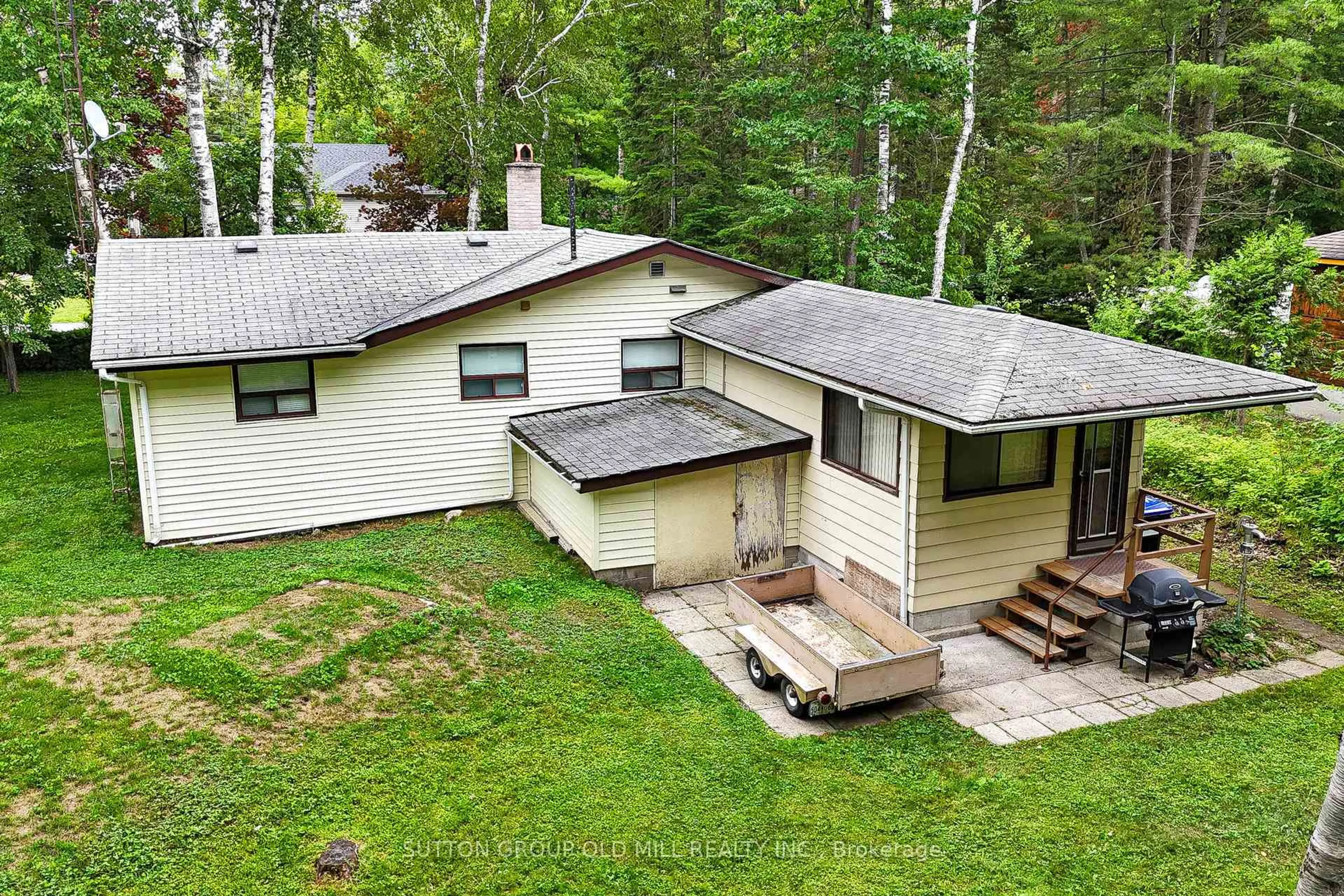 A pic from outside/outdoor area/front of a property/back of a property/a pic from drone, forest/trees view for 42 55th St, Wasaga Beach Ontario L9Z 1W9