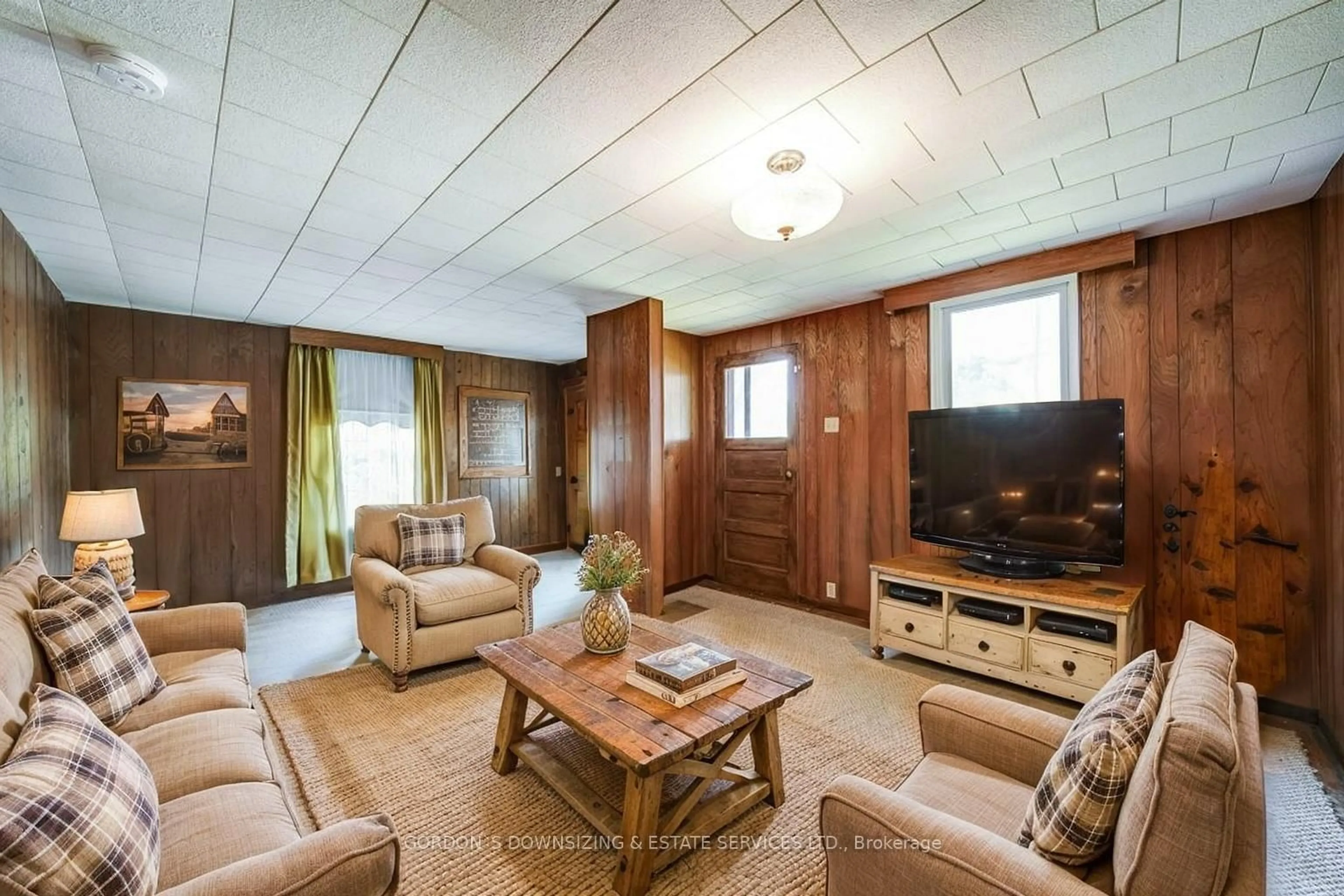 Living room with furniture, wood/laminate floor for 506 West St, Orillia Ontario L3V 5H5