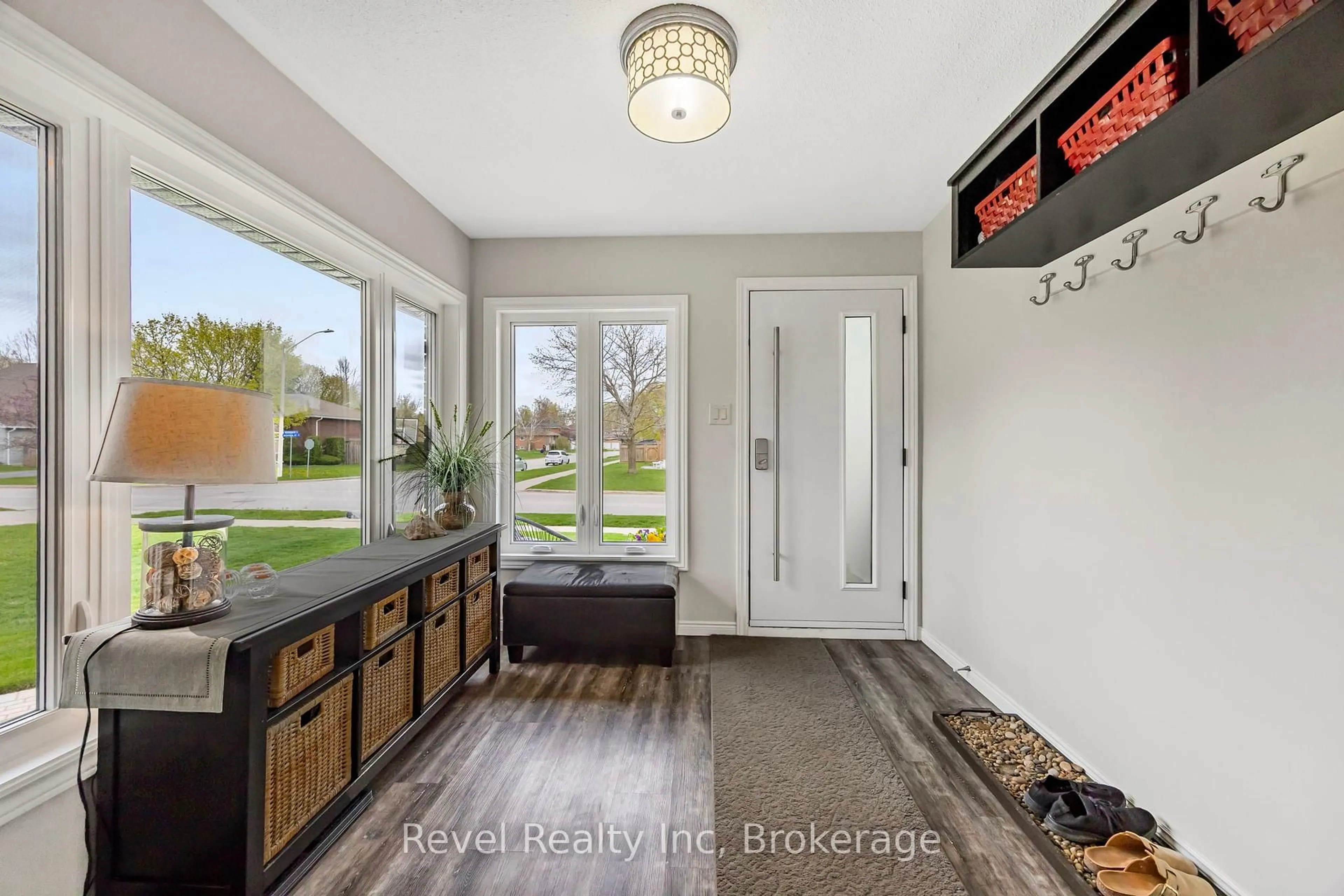 Indoor entryway for 894 MONTREAL St, Midland Ontario L4R 5A7