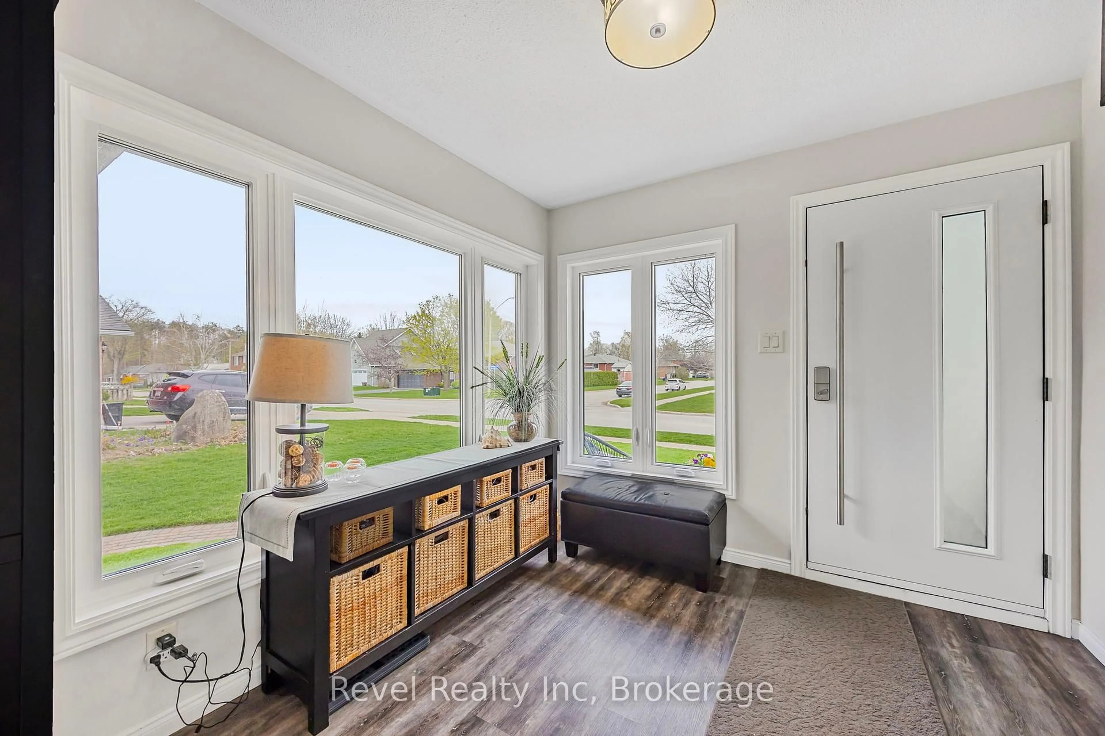 Indoor entryway for 894 MONTREAL St, Midland Ontario L4R 5A7