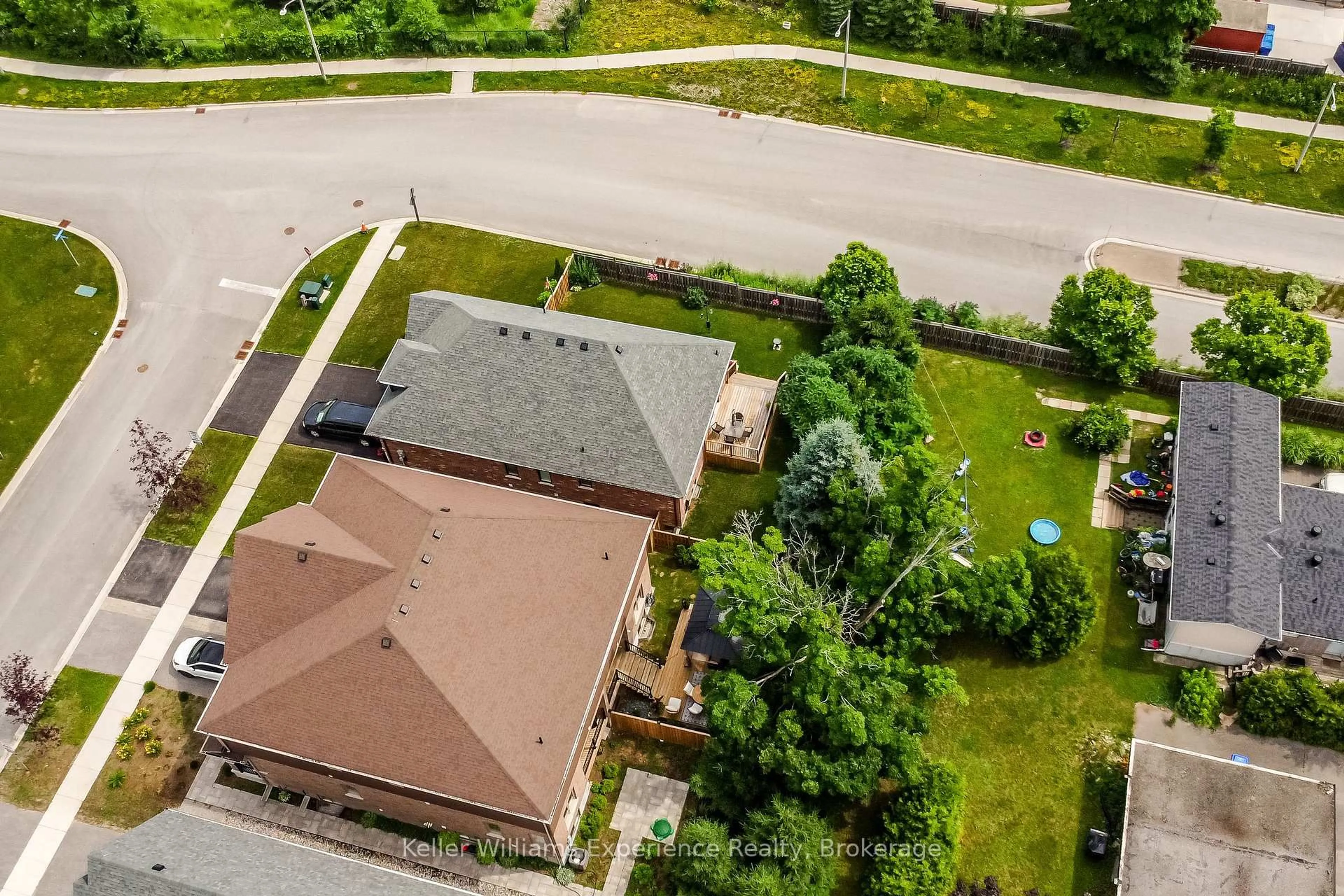 A pic from outside/outdoor area/front of a property/back of a property/a pic from drone, unknown for 961 Wright Dr, Midland Ontario L4R 0E4