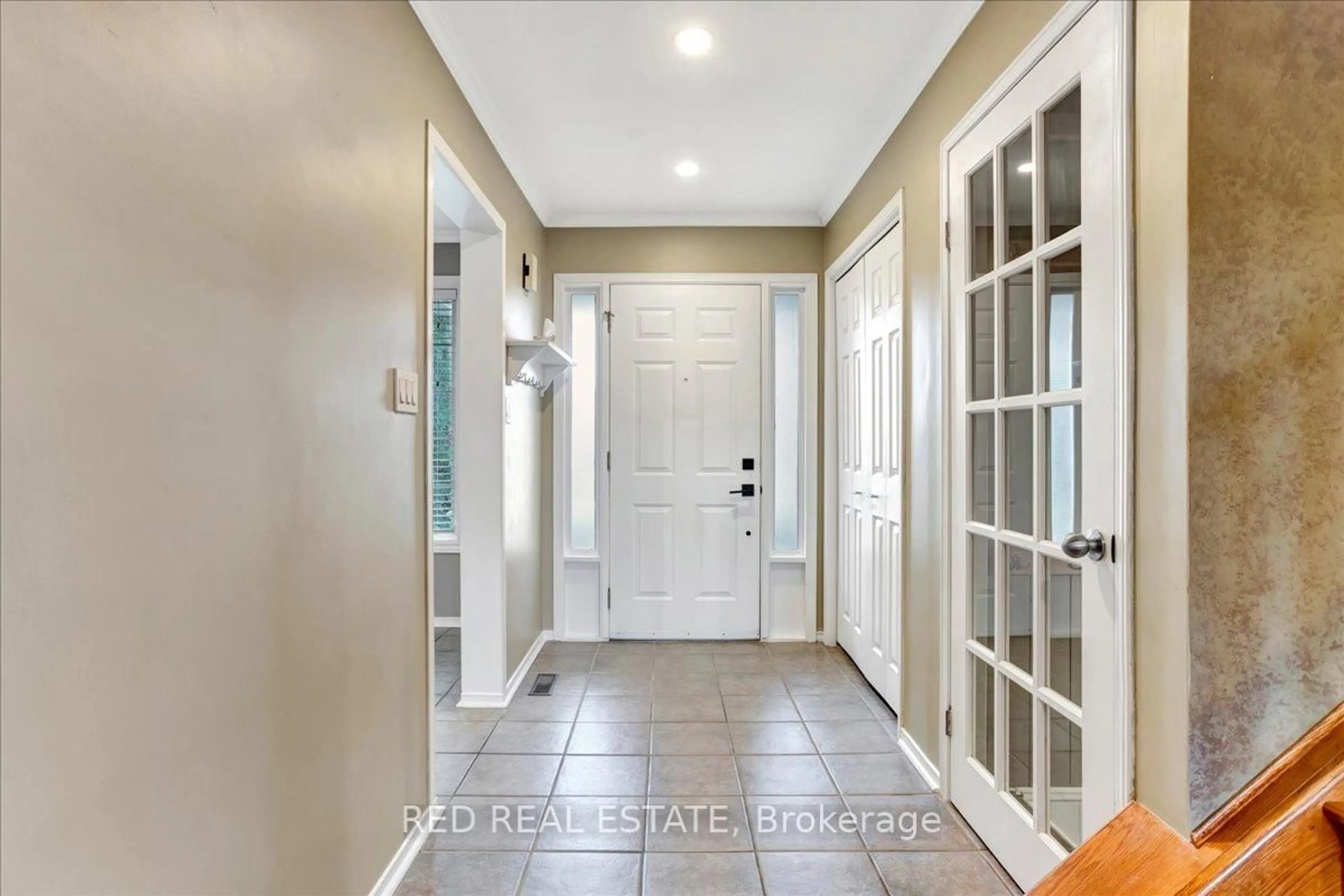 Indoor entryway for 56 Knicely Rd, Barrie Ontario L4N 6V3