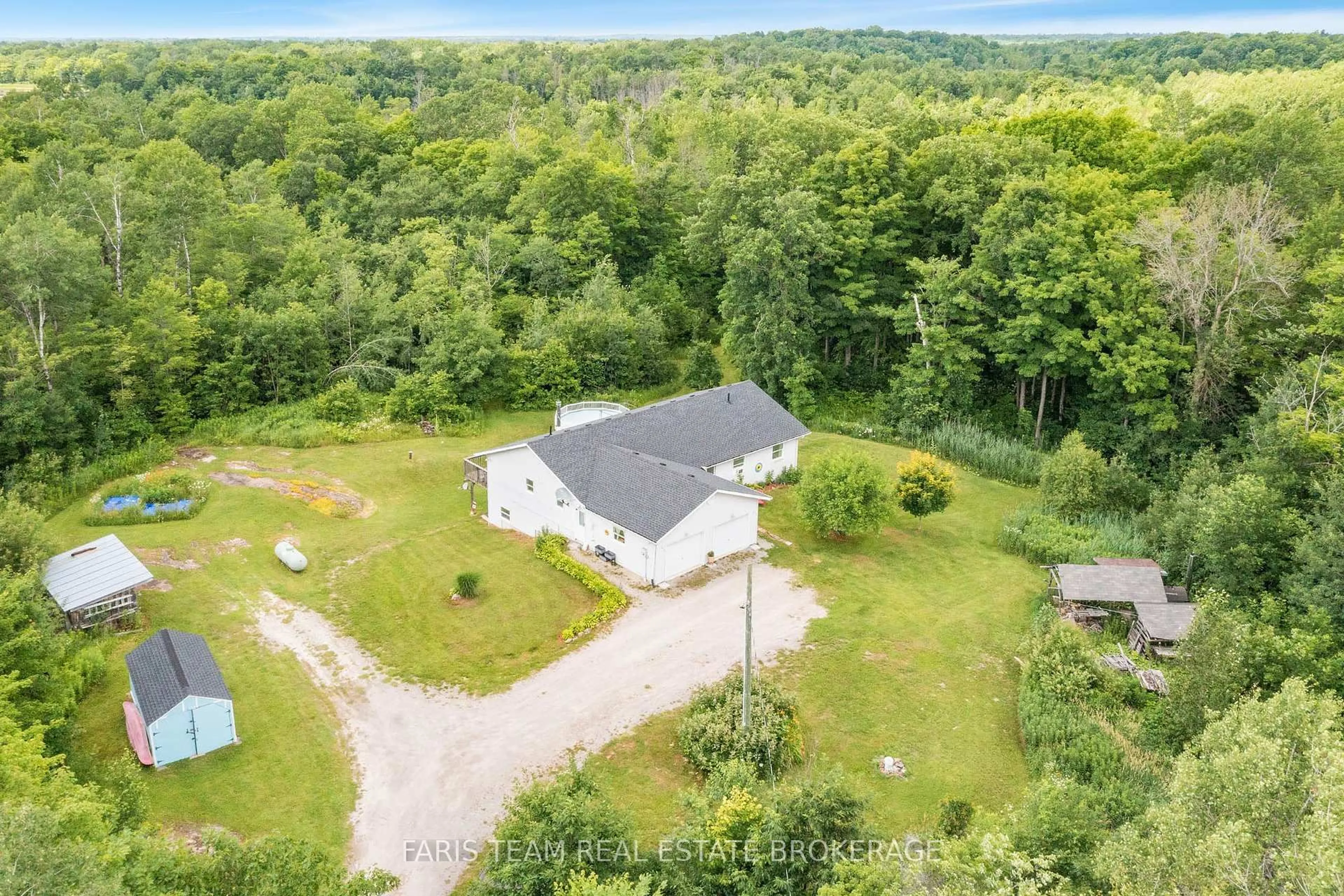 A pic from outside/outdoor area/front of a property/back of a property/a pic from drone, unknown for 1280 Mount Stephen Rd, Severn Ontario L0K 2E0