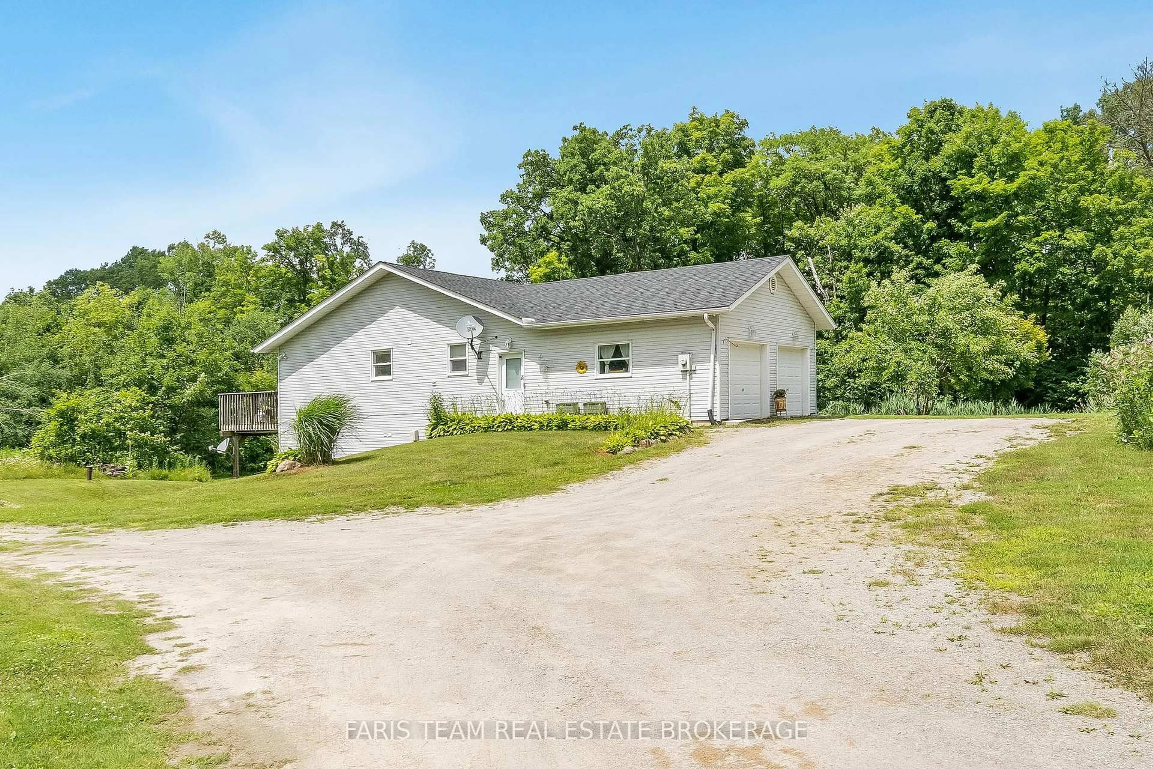 A pic from outside/outdoor area/front of a property/back of a property/a pic from drone, unknown for 1280 Mount Stephen Rd, Severn Ontario L0K 2E0