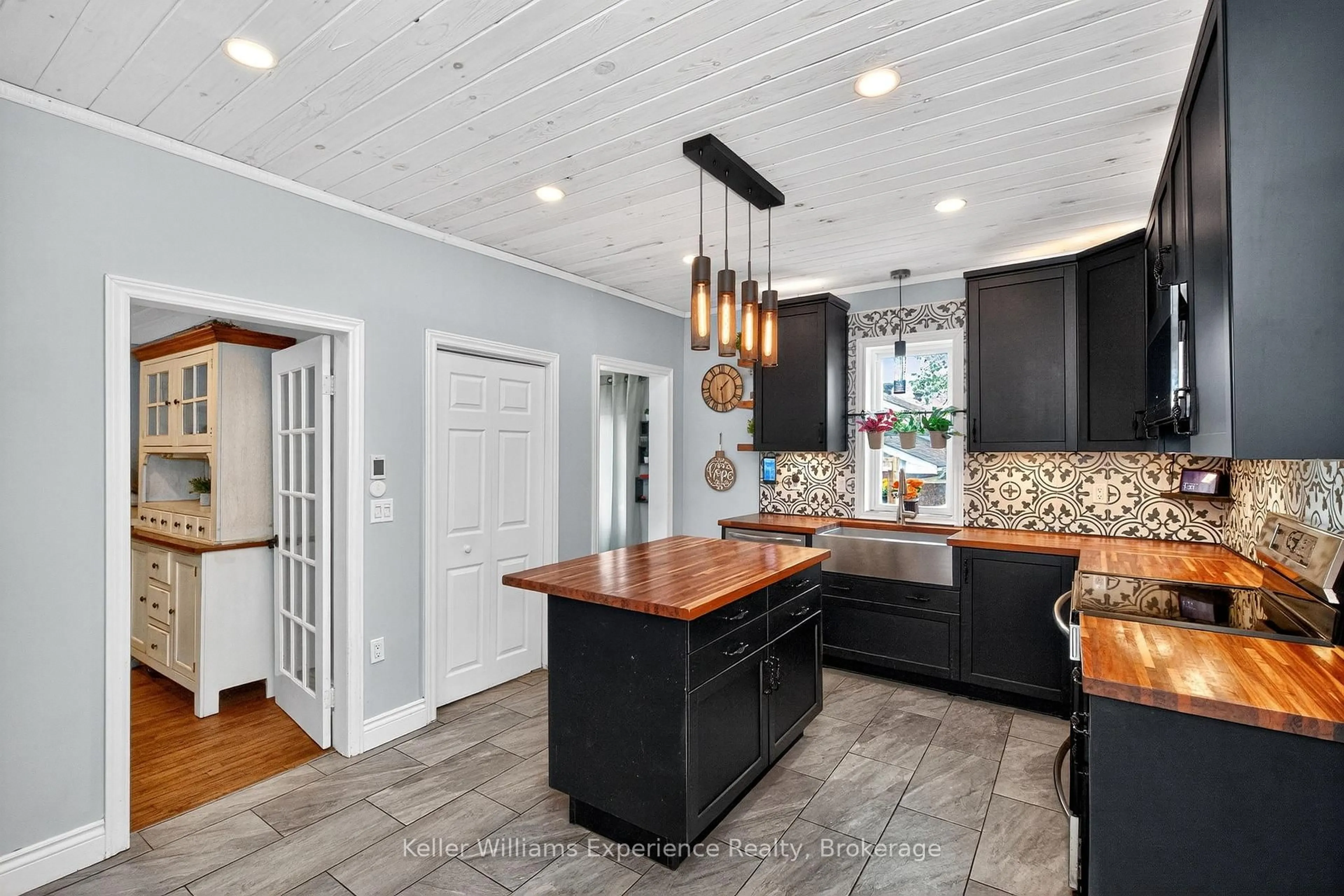Open concept kitchen, ceramic/tile floor for 91 Fox St, Penetanguishene Ontario L9M 1C8