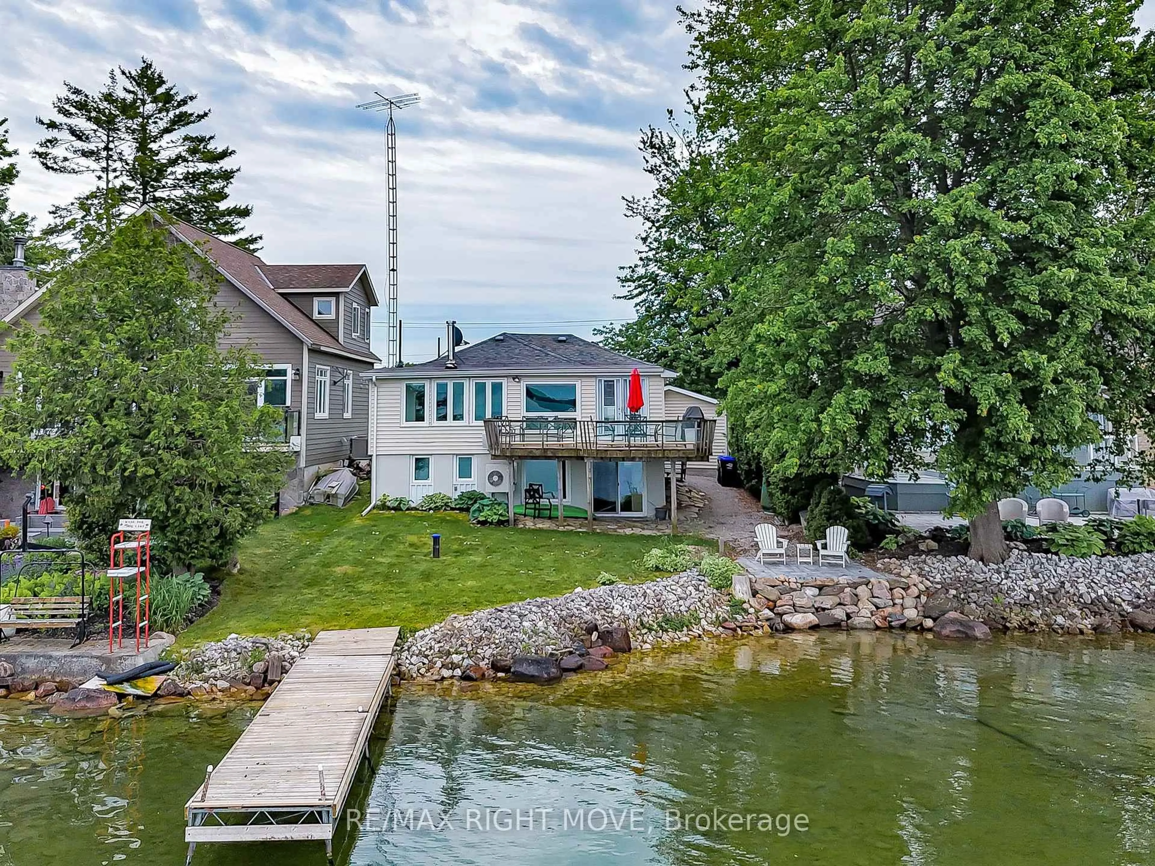 A pic from outside/outdoor area/front of a property/back of a property/a pic from drone, water/lake/river/ocean view for 3752 Portage Bay Rd, Ramara Ontario L0K 2B0