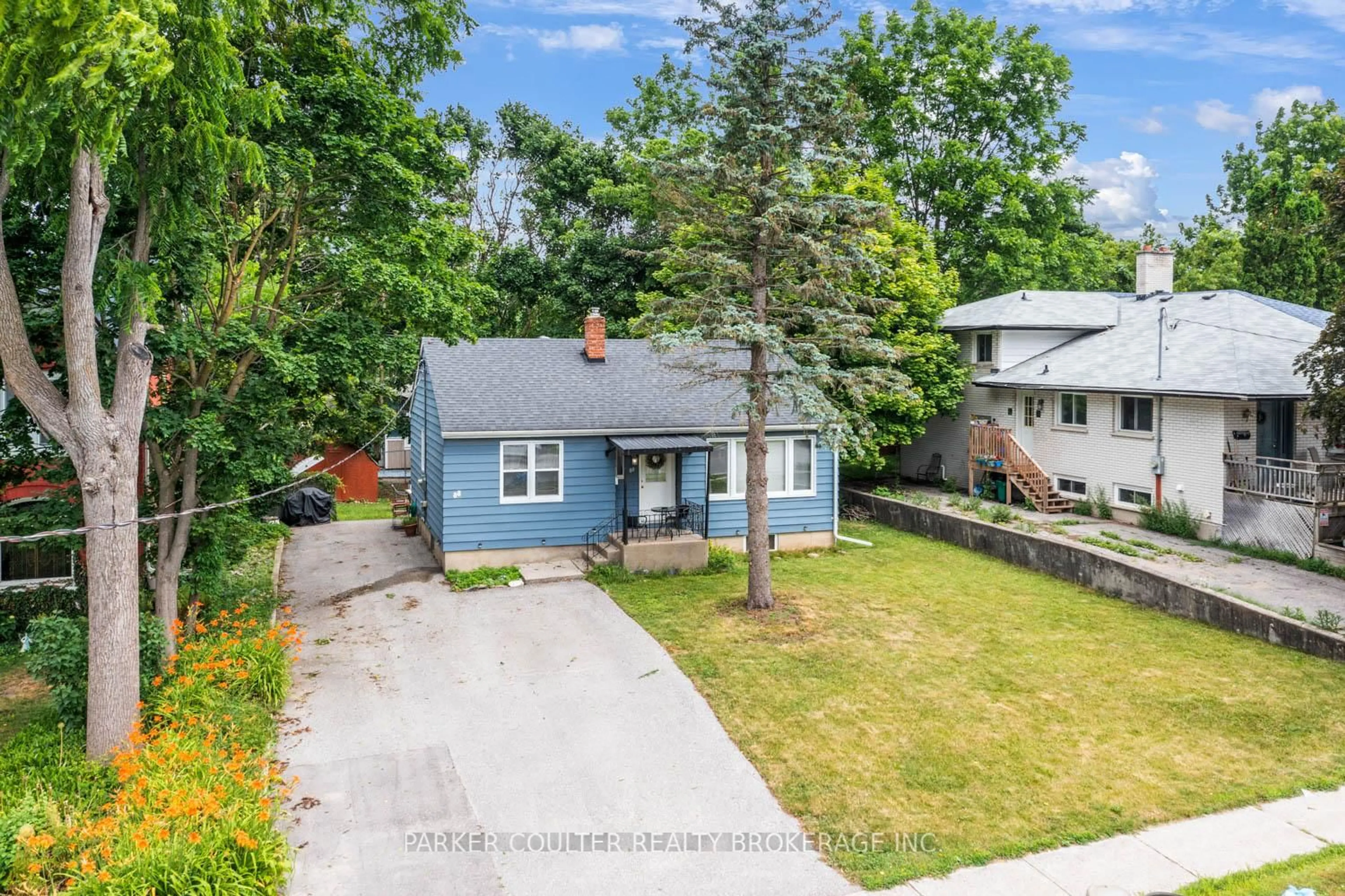 A pic from outside/outdoor area/front of a property/back of a property/a pic from drone, street for 88 Penetang St, Barrie Ontario L4M 1V6
