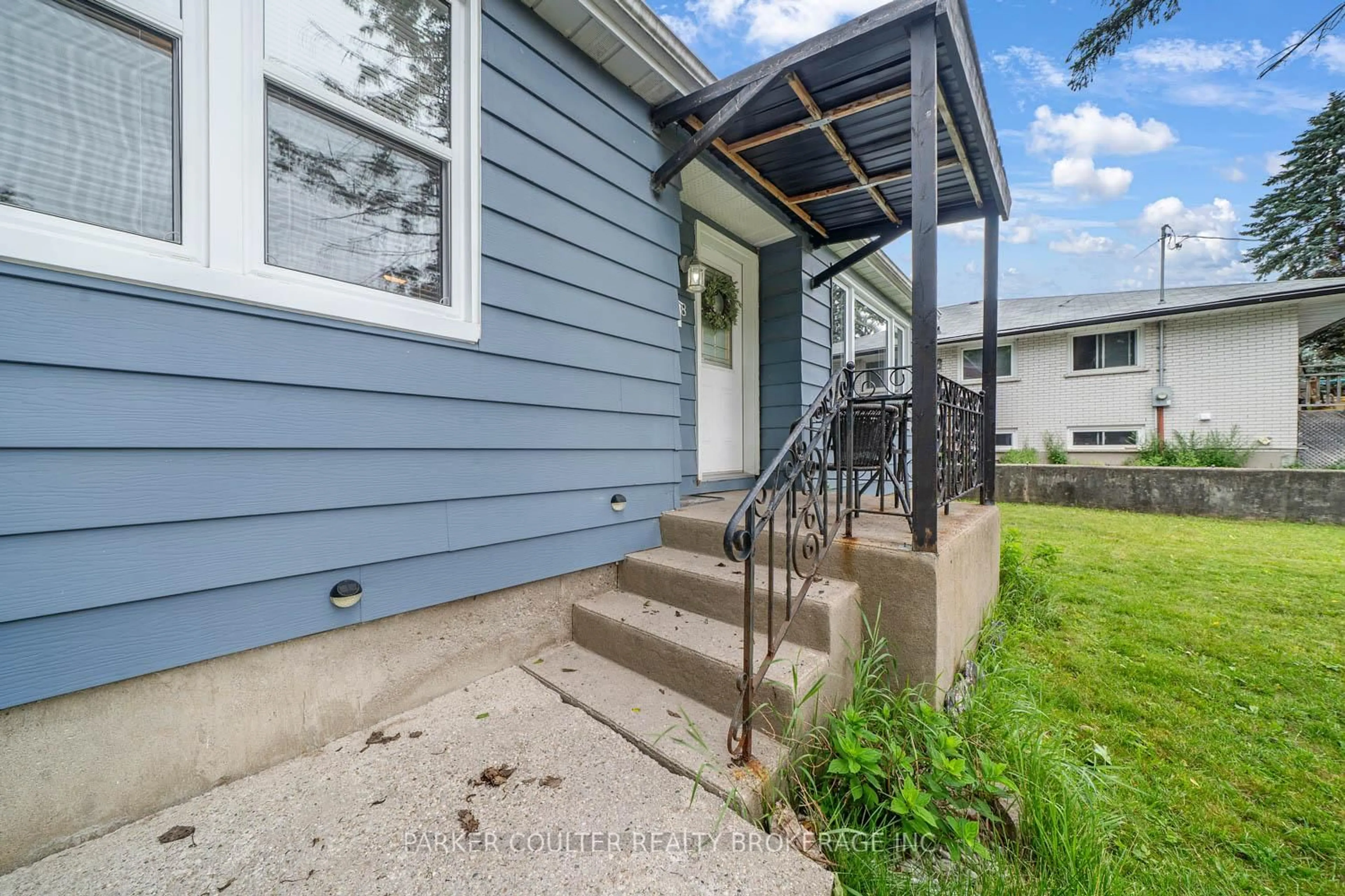 Home with vinyl exterior material, street for 88 Penetang St, Barrie Ontario L4M 1V6