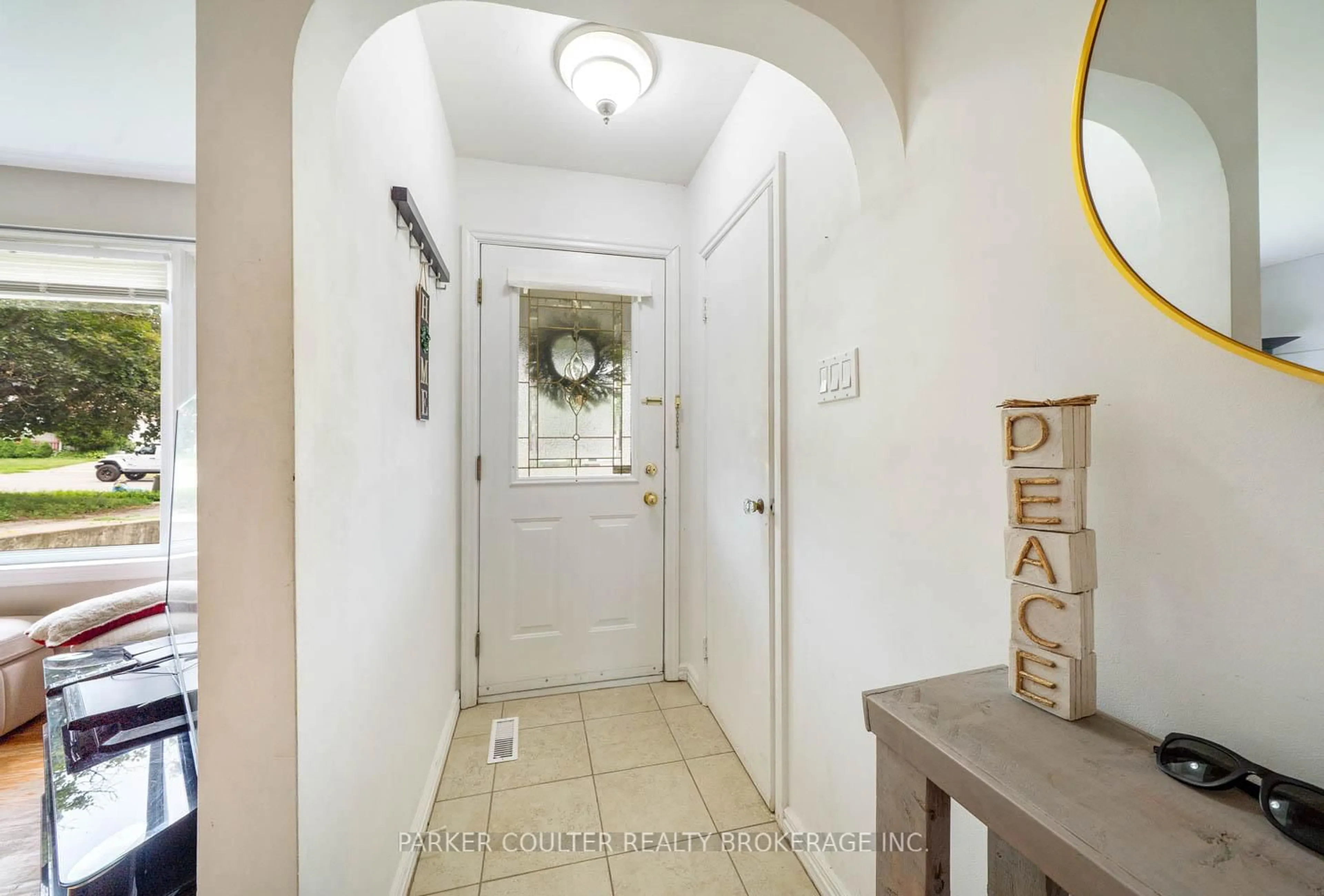 Indoor entryway for 88 Penetang St, Barrie Ontario L4M 1V6