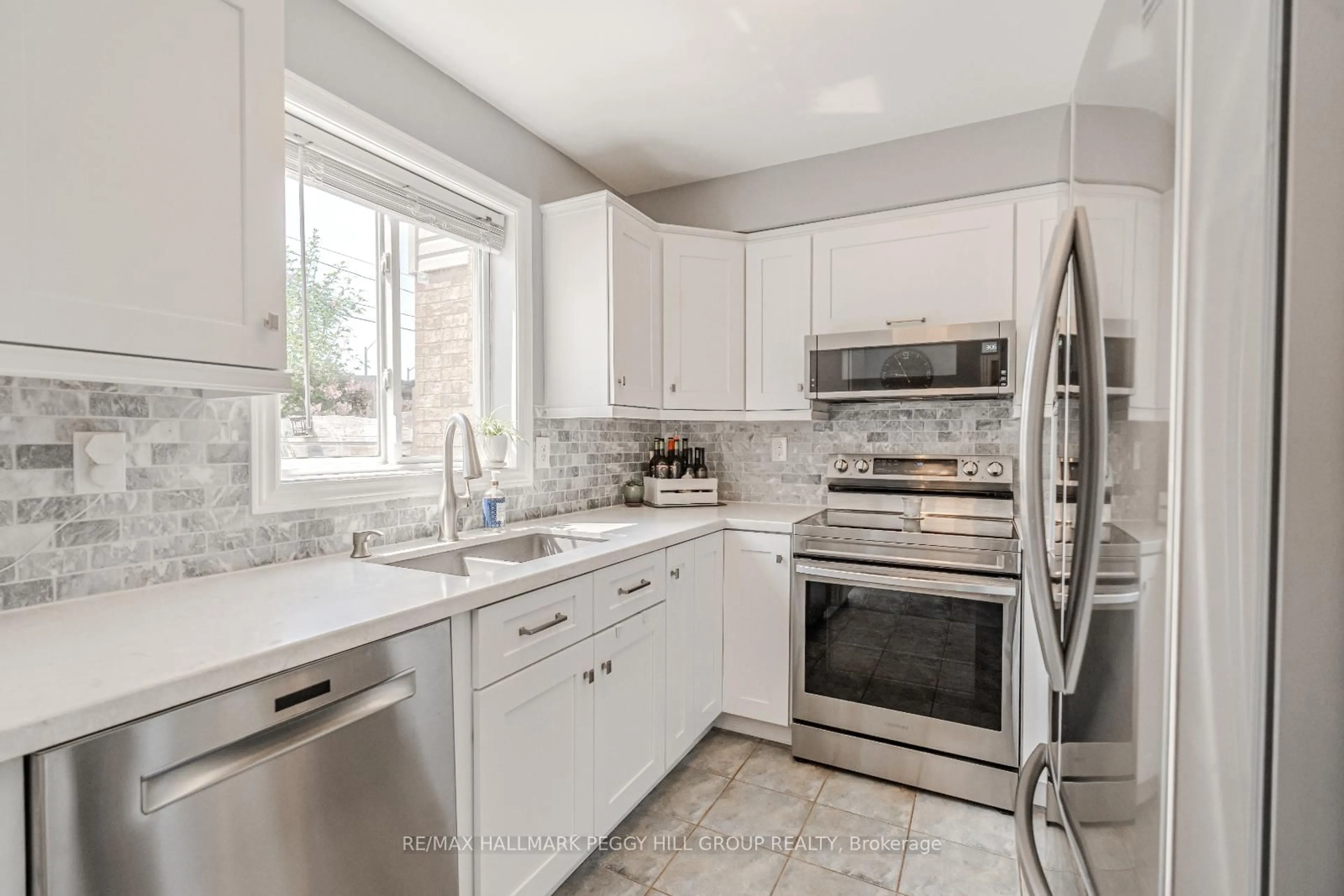 Open concept kitchen, ceramic/tile floor for 89 Bentley Cres, Barrie Ontario L4N 0Z1