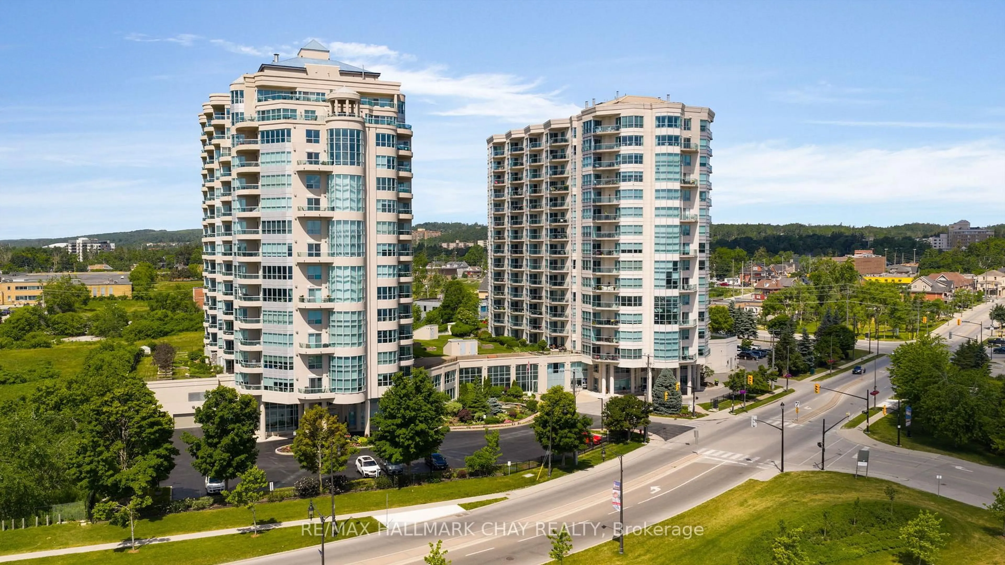 A pic from outside/outdoor area/front of a property/back of a property/a pic from drone, city buildings view from balcony for 2 TORONTO St #910, Barrie Ontario L4N 9R2