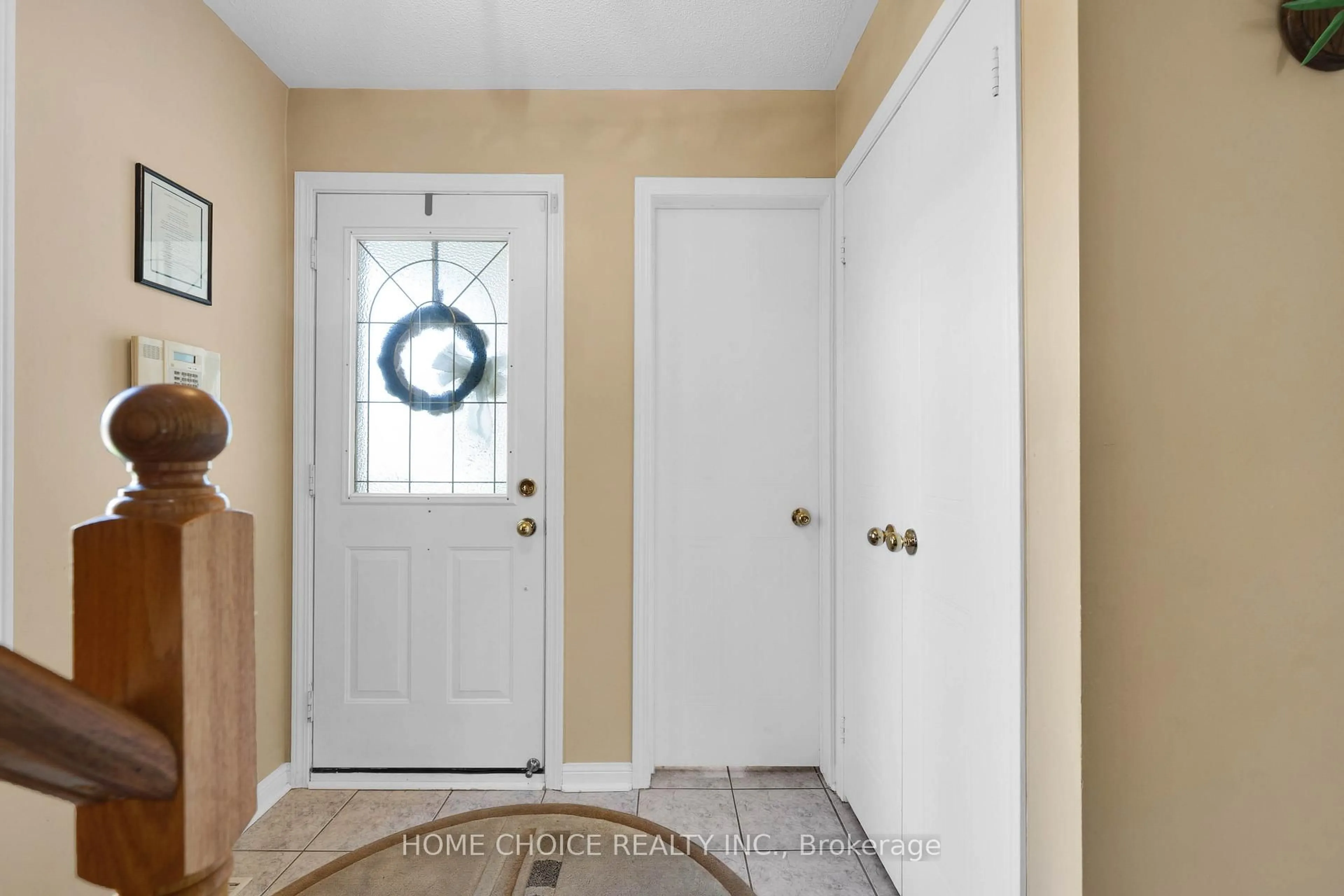 Indoor entryway for 40 Aikens Cres, Barrie Ontario L4N 8M6