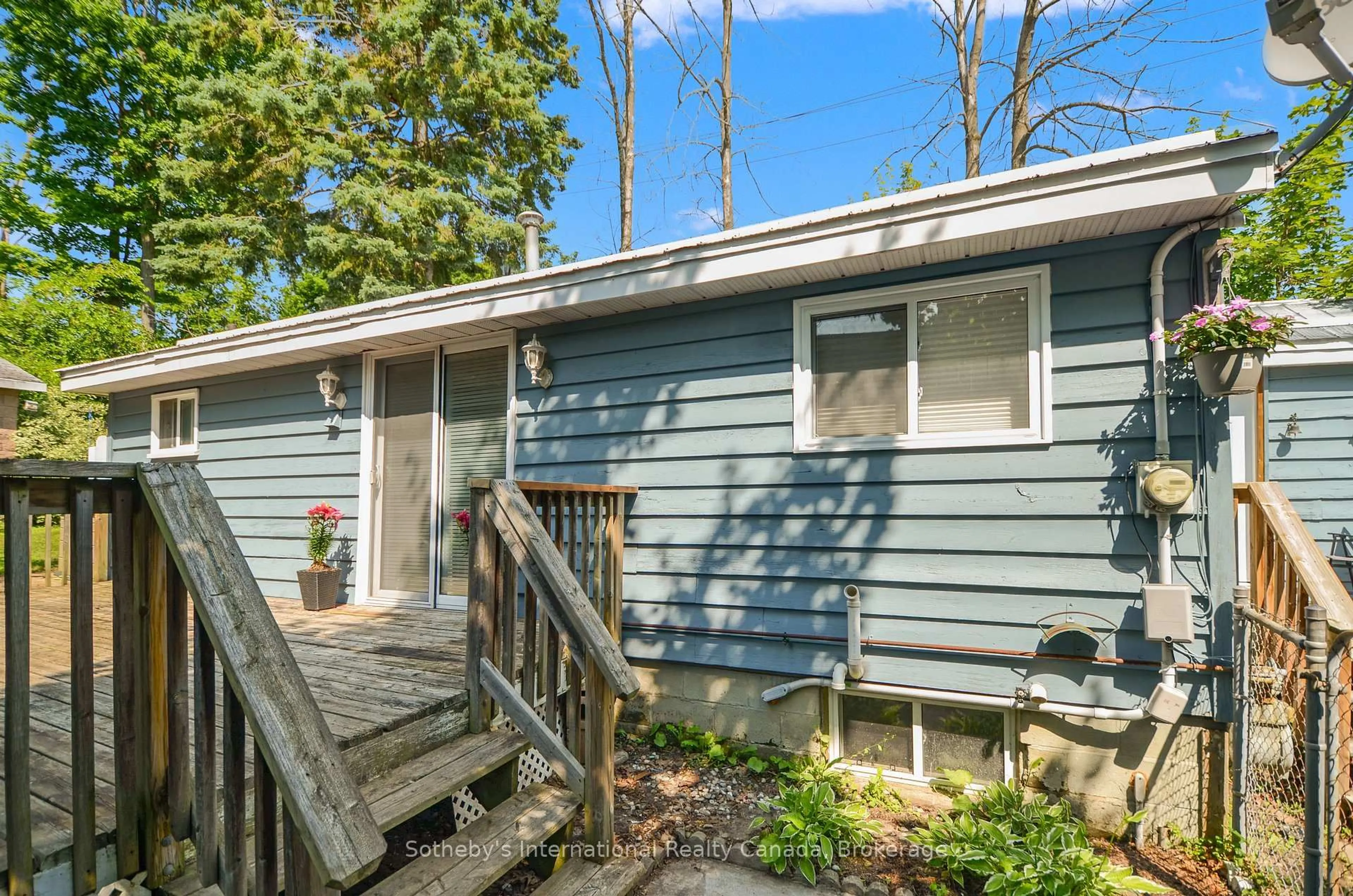 Home with vinyl exterior material, street for 116 Ninth St, Midland Ontario L4R 4B8