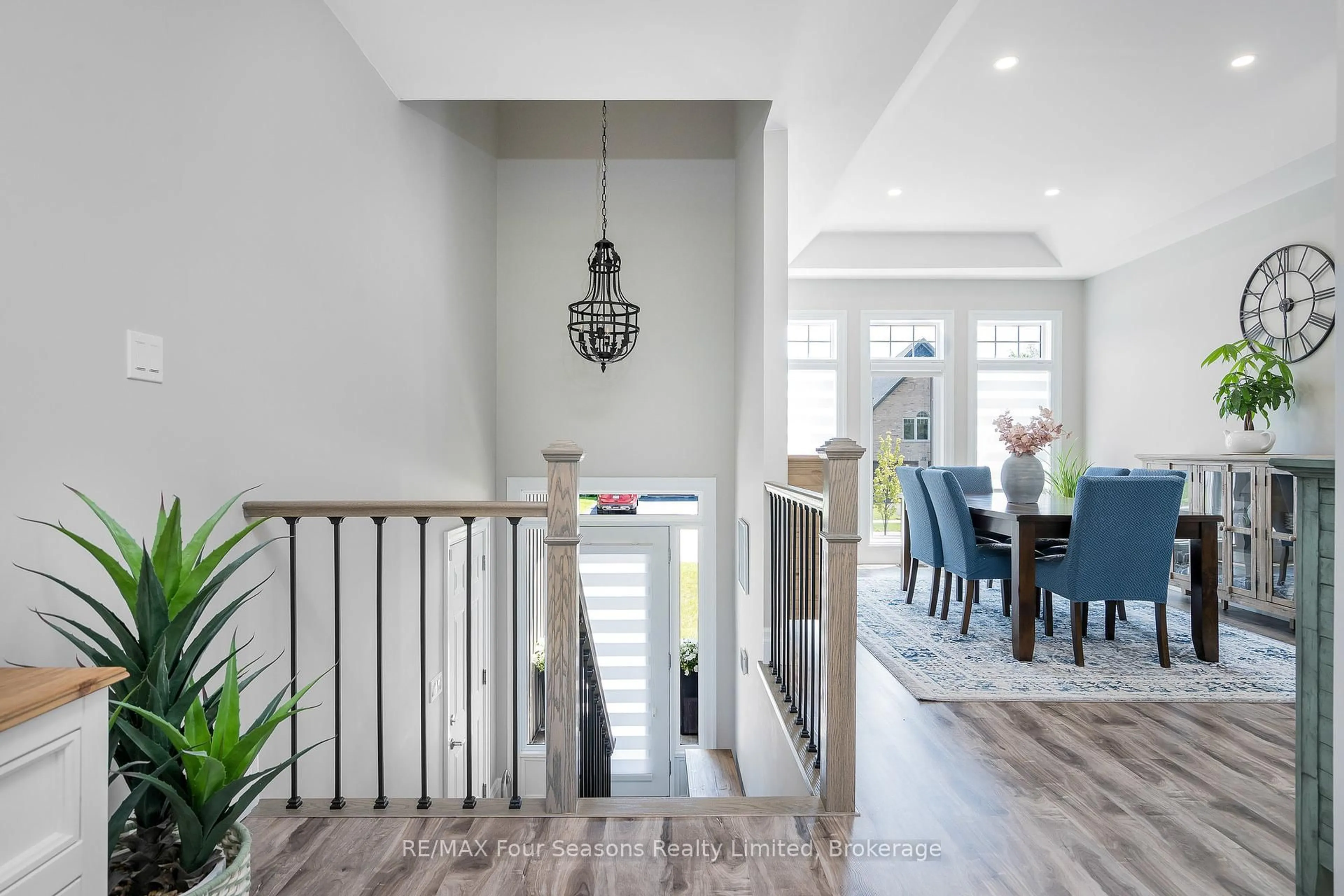 Indoor entryway for 276 Robinson Rd, Wasaga Beach Ontario L9Z 3A3