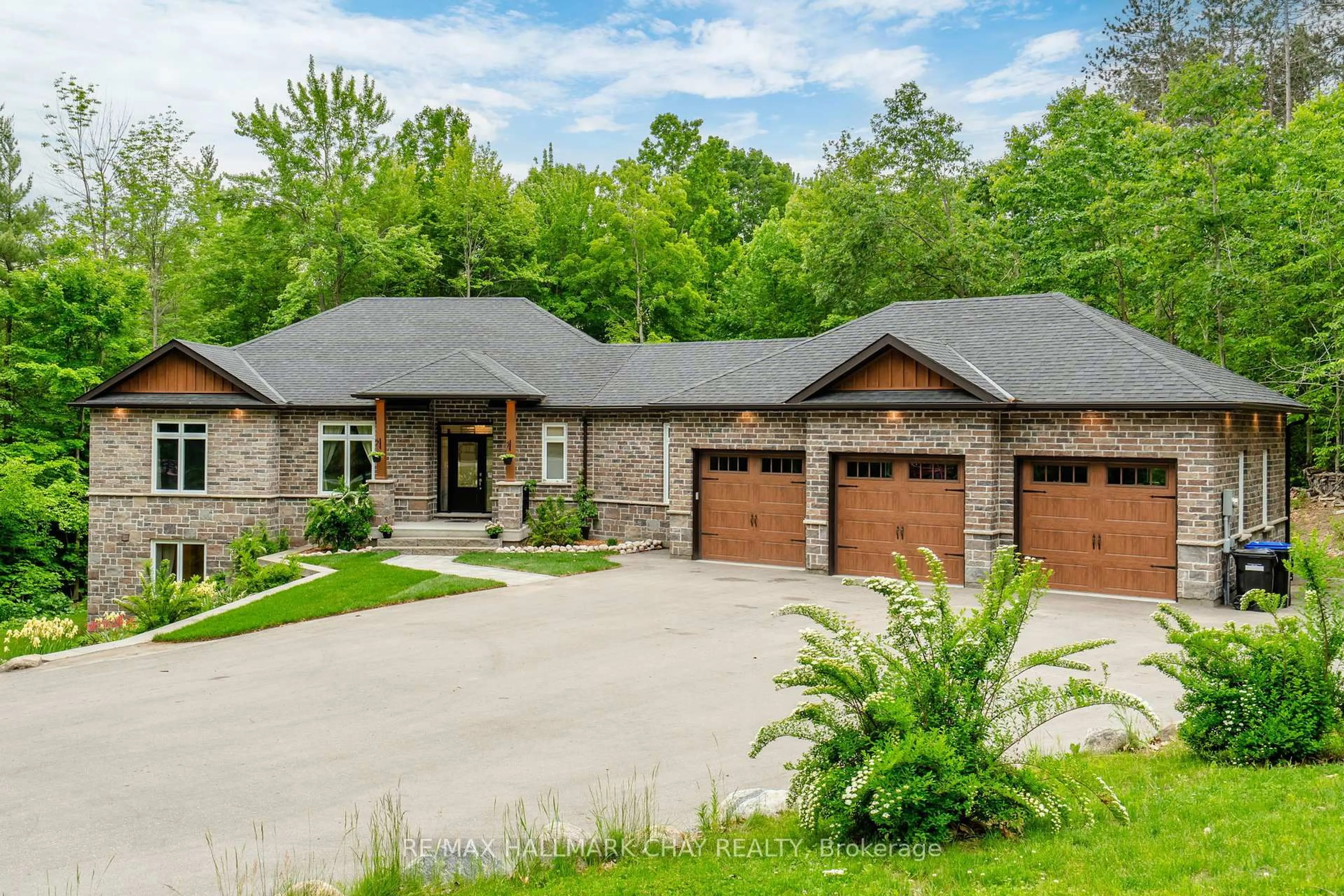 Home with brick exterior material, unknown for 2 Timberland Crt, Tiny Ontario L9M 0M3