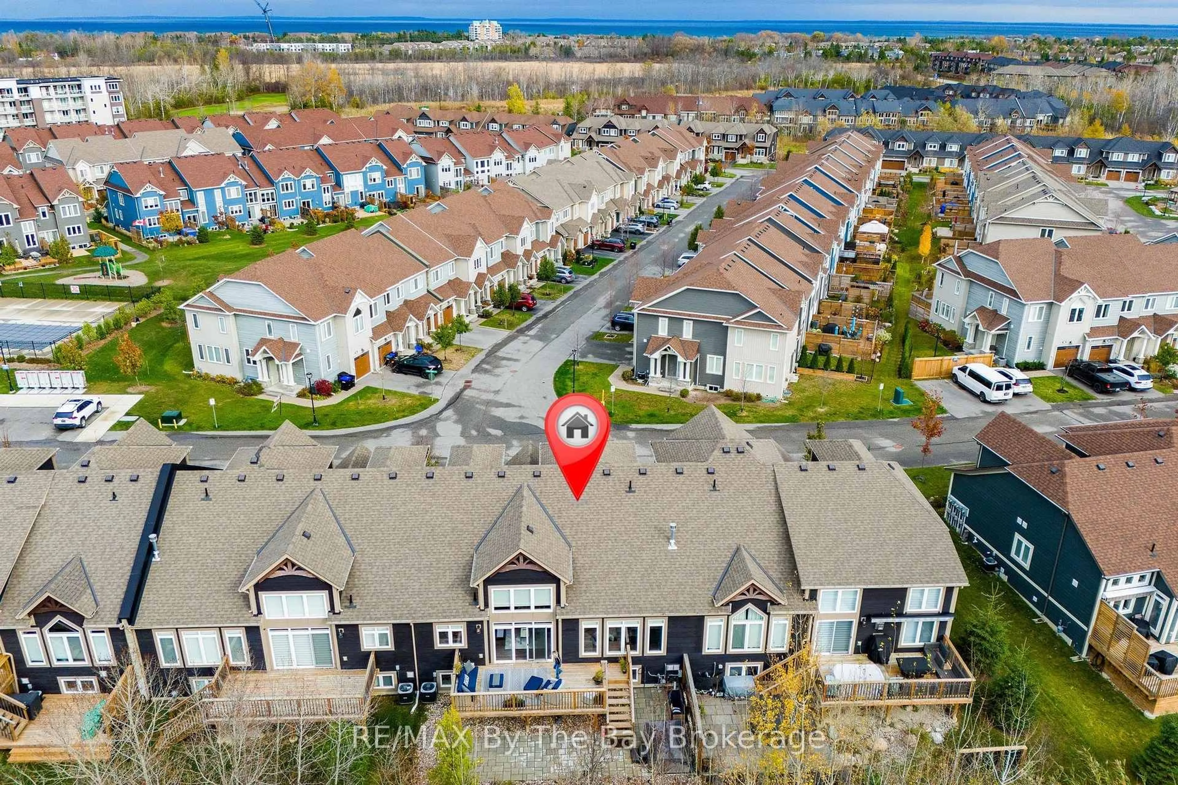 A pic from outside/outdoor area/front of a property/back of a property/a pic from drone, unknown for 38 CARPENTER St, Collingwood Ontario L9Y 0Z5