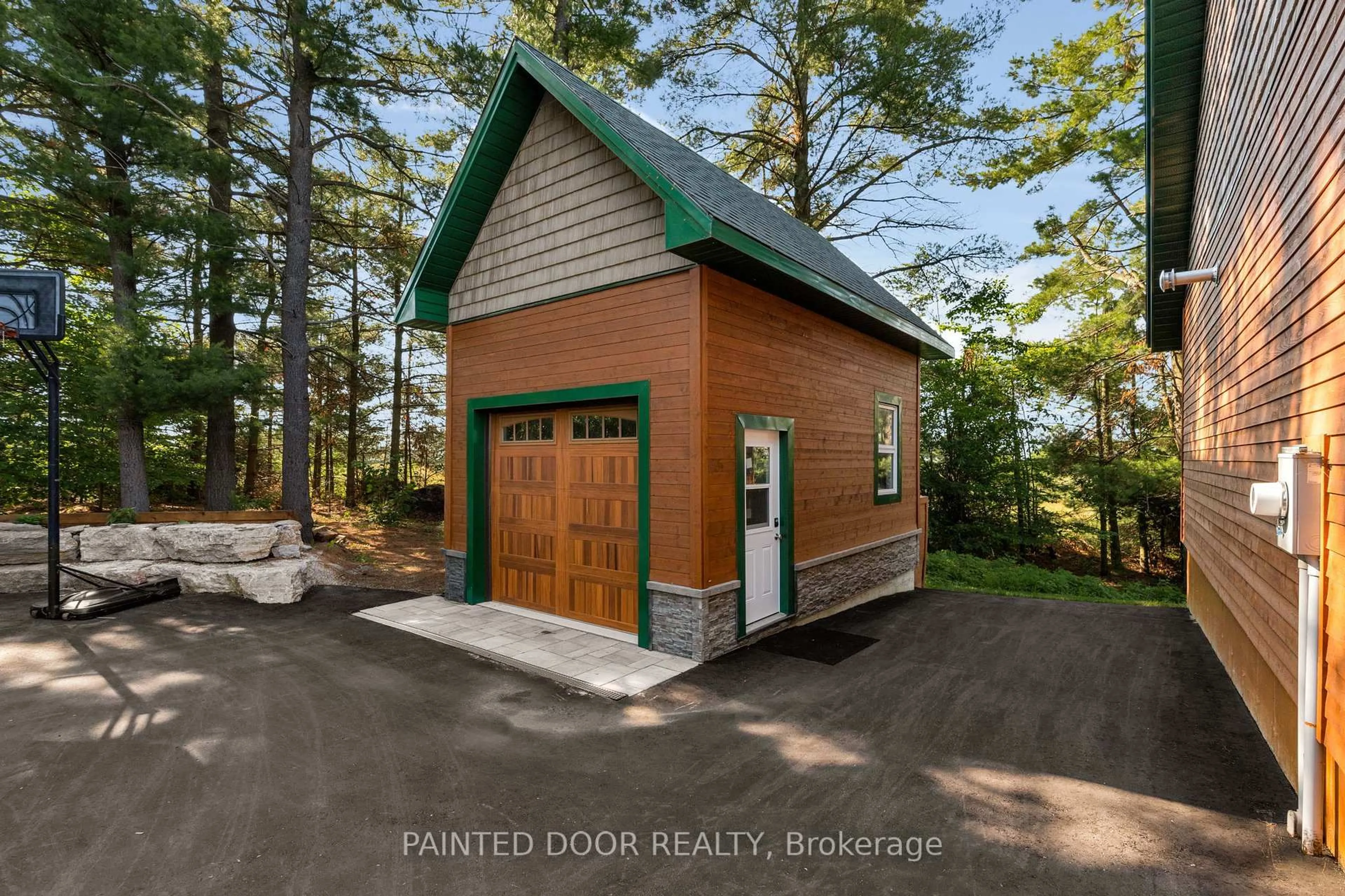 Indoor garage for 11 Nevis Ridge Dr, Oro-Medonte Ontario L0L 1T0