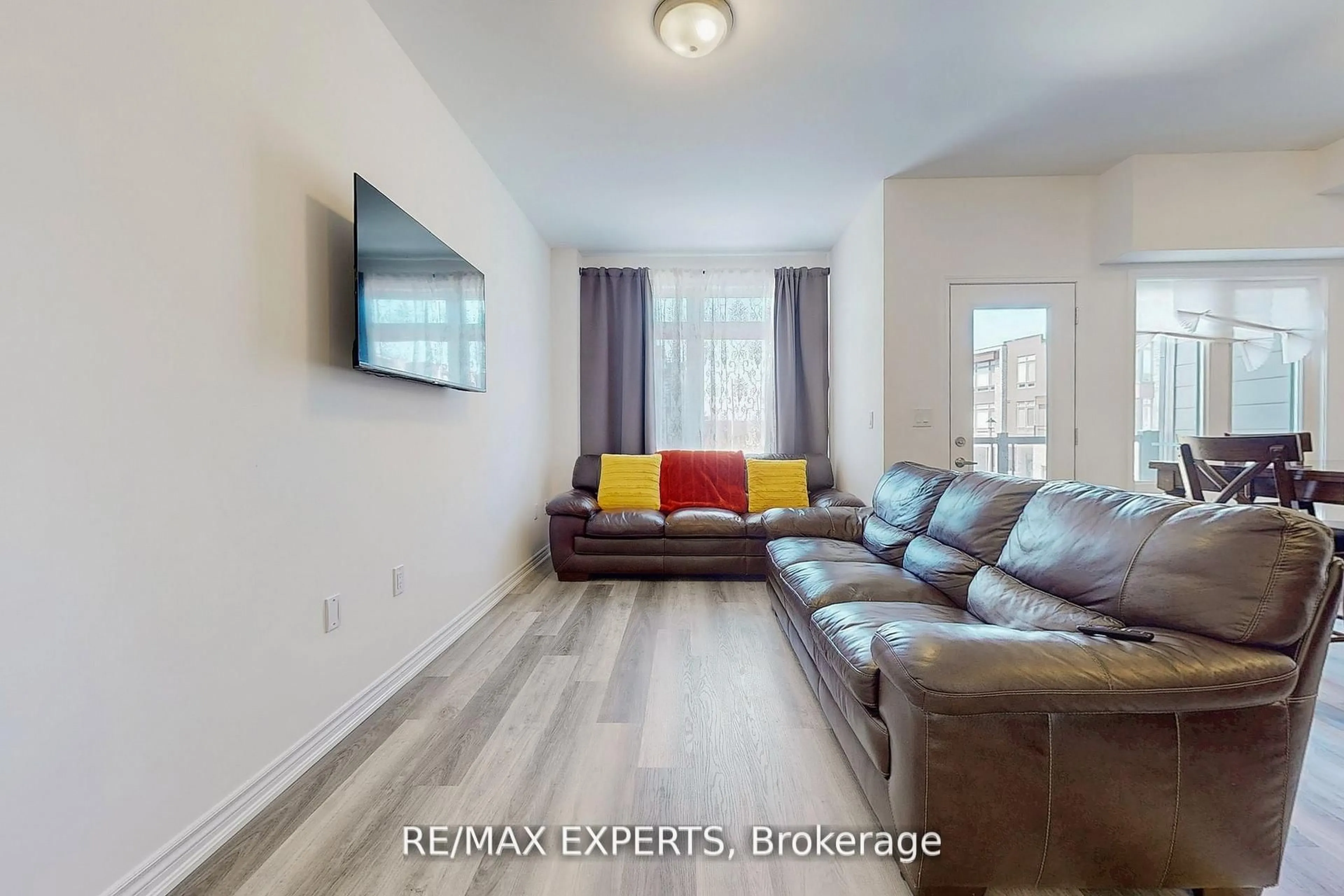 Living room with furniture, unknown for 31 Wyn Wood Lane, Orillia Ontario L3V 8P7