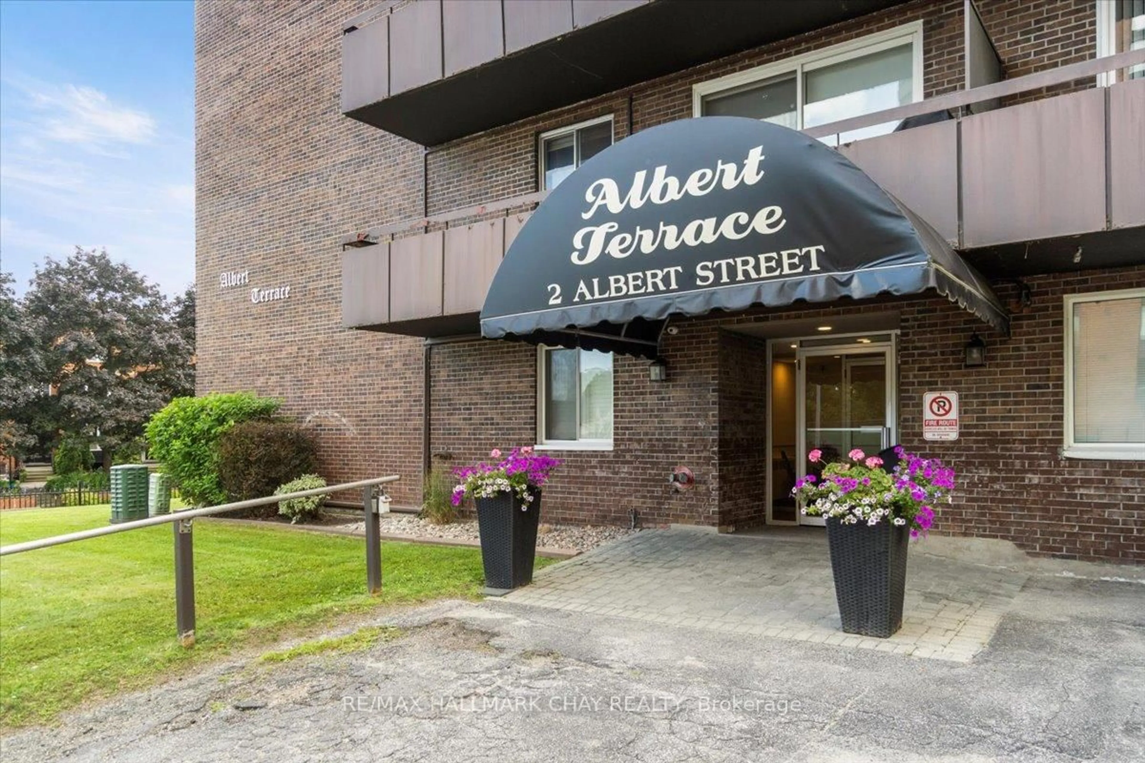 Indoor foyer for 2 Albert St #43, Barrie Ontario L4M 3S4