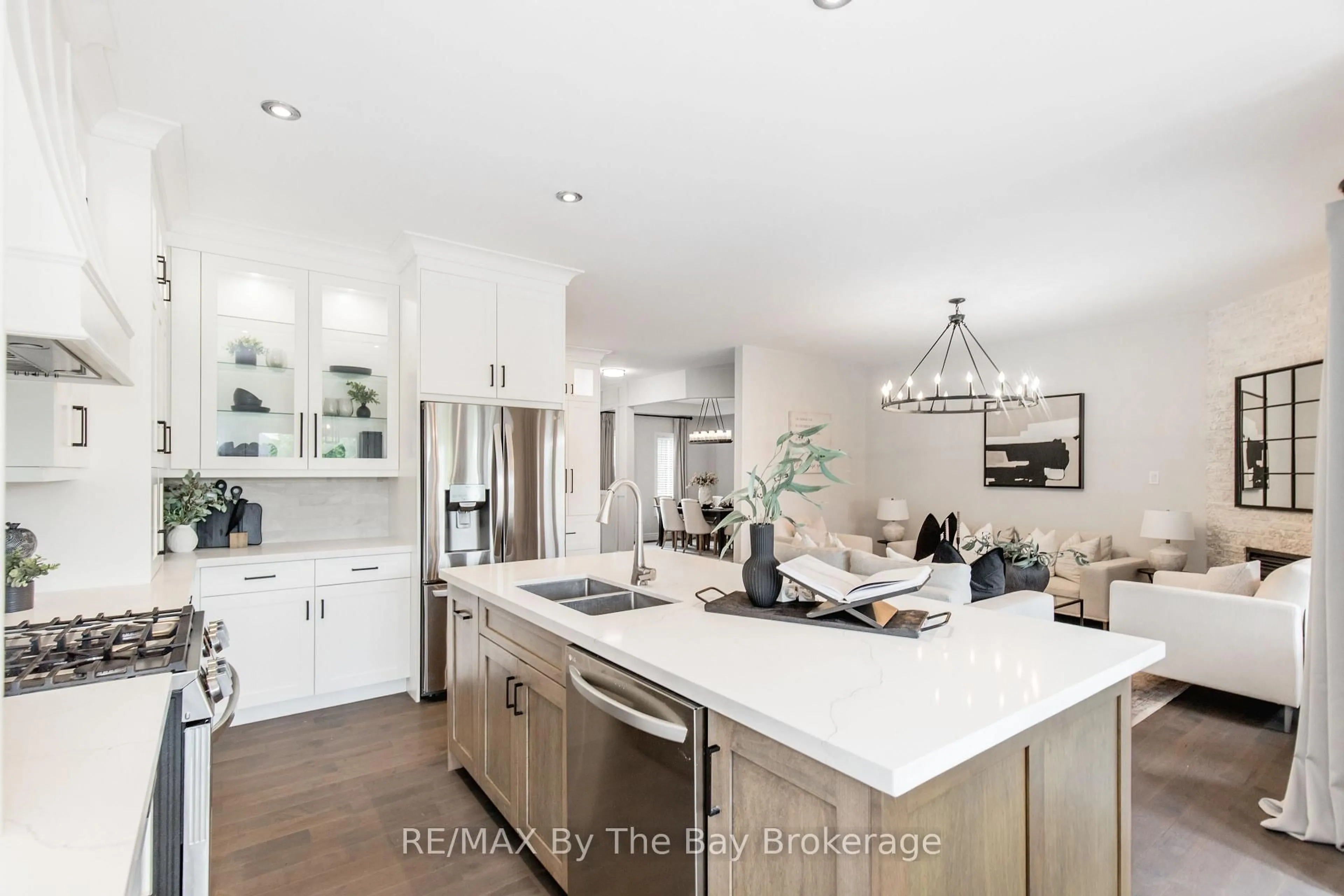 Open concept kitchen, ceramic/tile floor for 11 Basswood Dr, Wasaga Beach Ontario L9Z 0A9