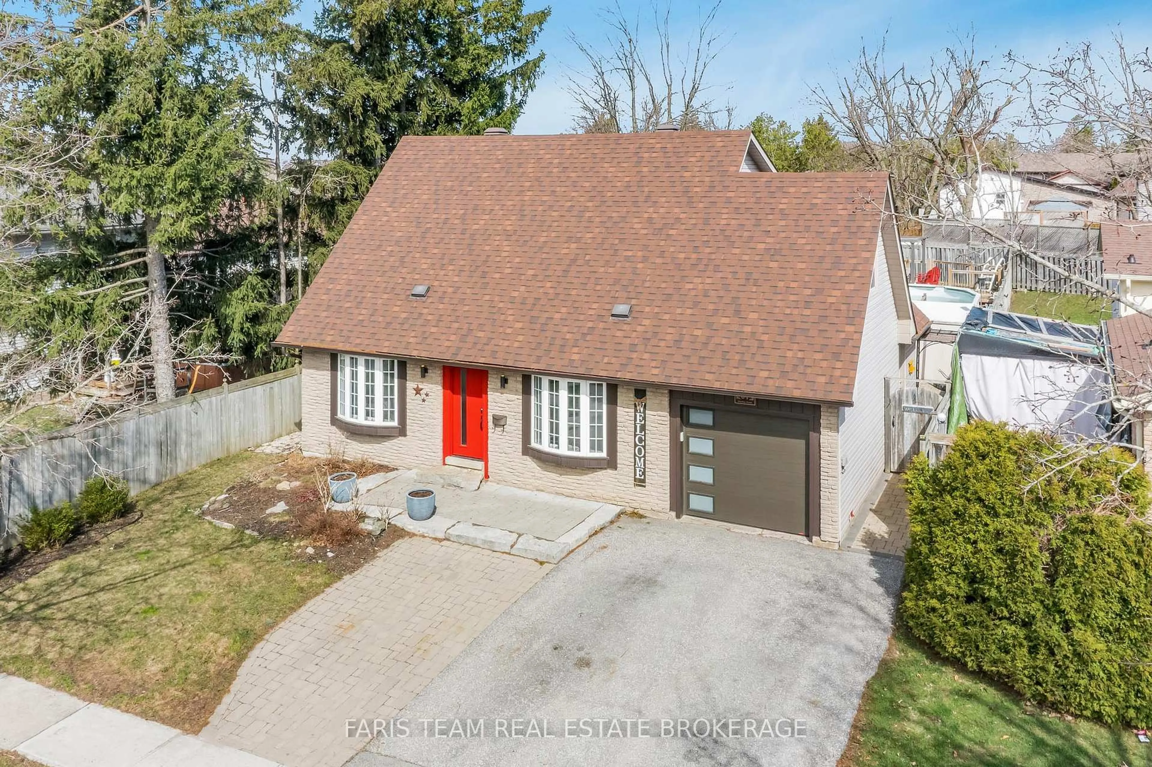 A pic from outside/outdoor area/front of a property/back of a property/a pic from drone, street for 64 Heather St, Barrie Ontario L4N 4N1