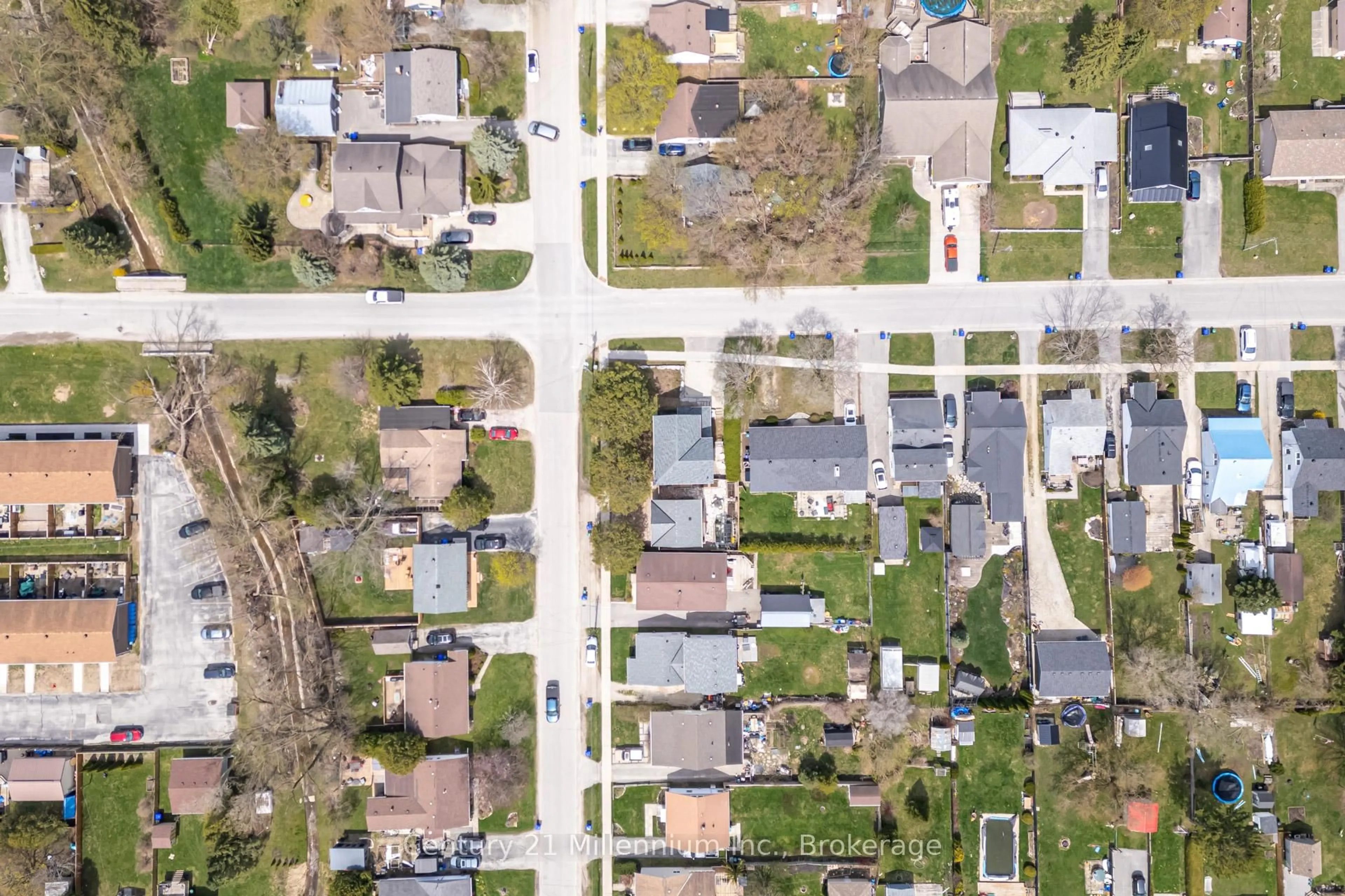 A pic from outside/outdoor area/front of a property/back of a property/a pic from drone, street for 439 Birch St, Collingwood Ontario L9Y 2W4